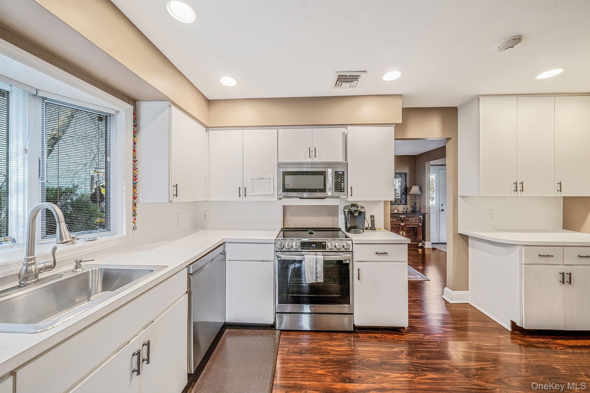 28 Cedarwood Lane, Commack, NY 11725