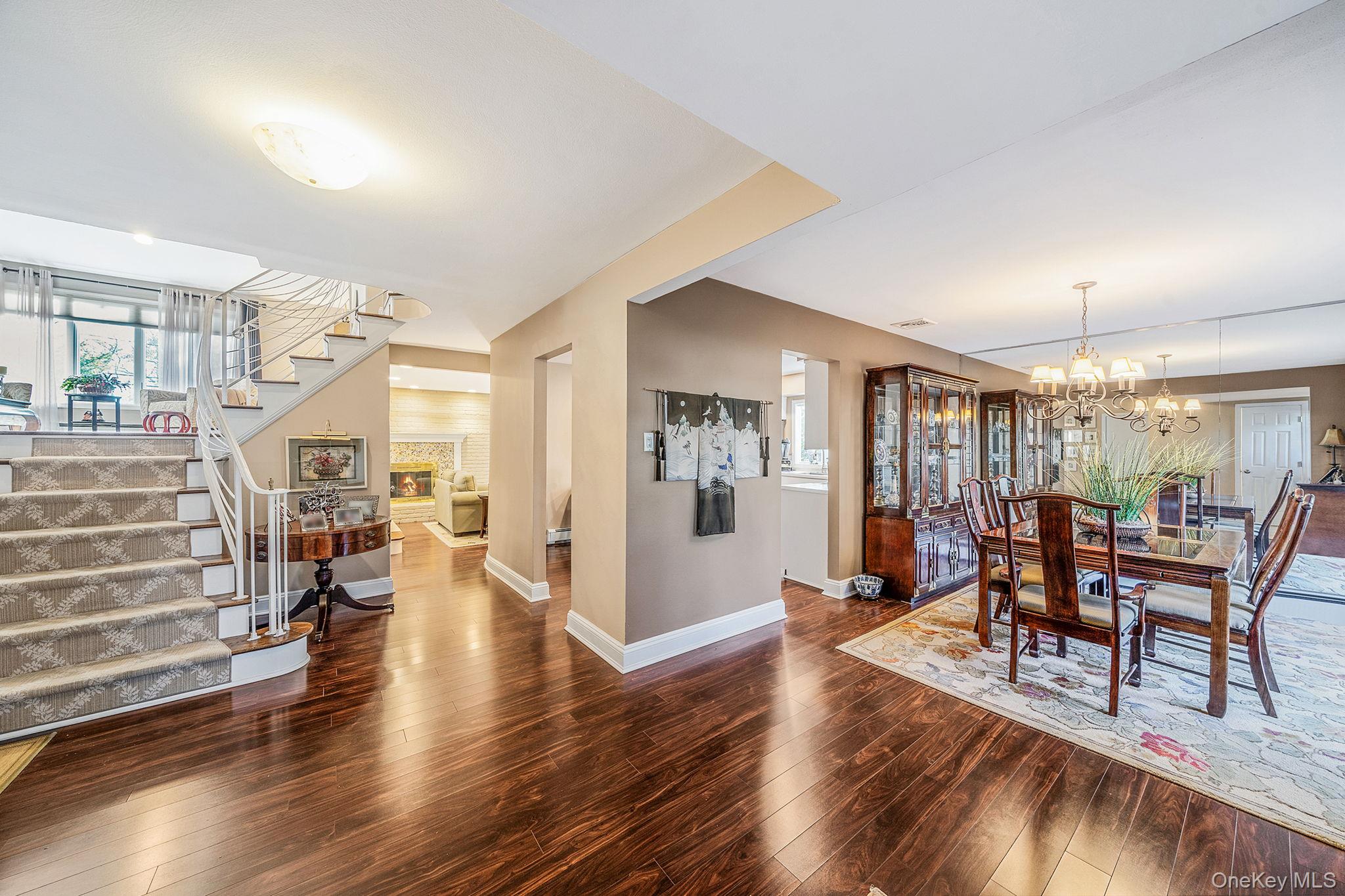 28 Cedarwood Lane, Commack, NY 11725