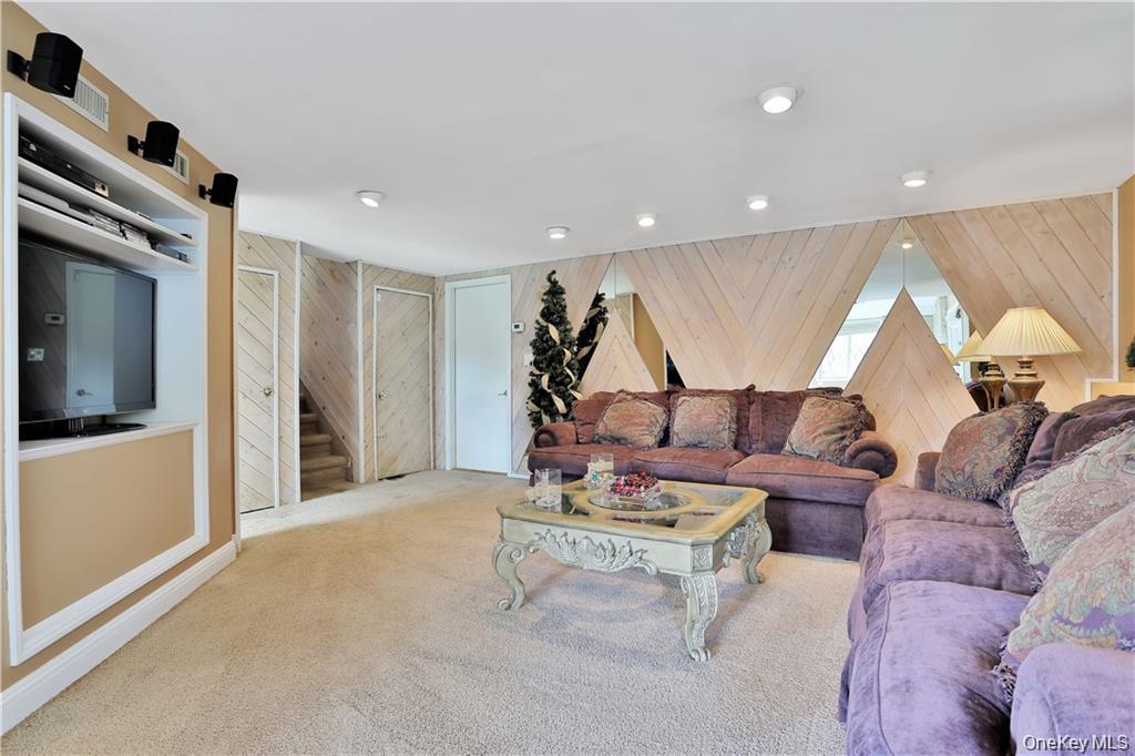 2 Split Tree Drive, New Windsor, NY 12553