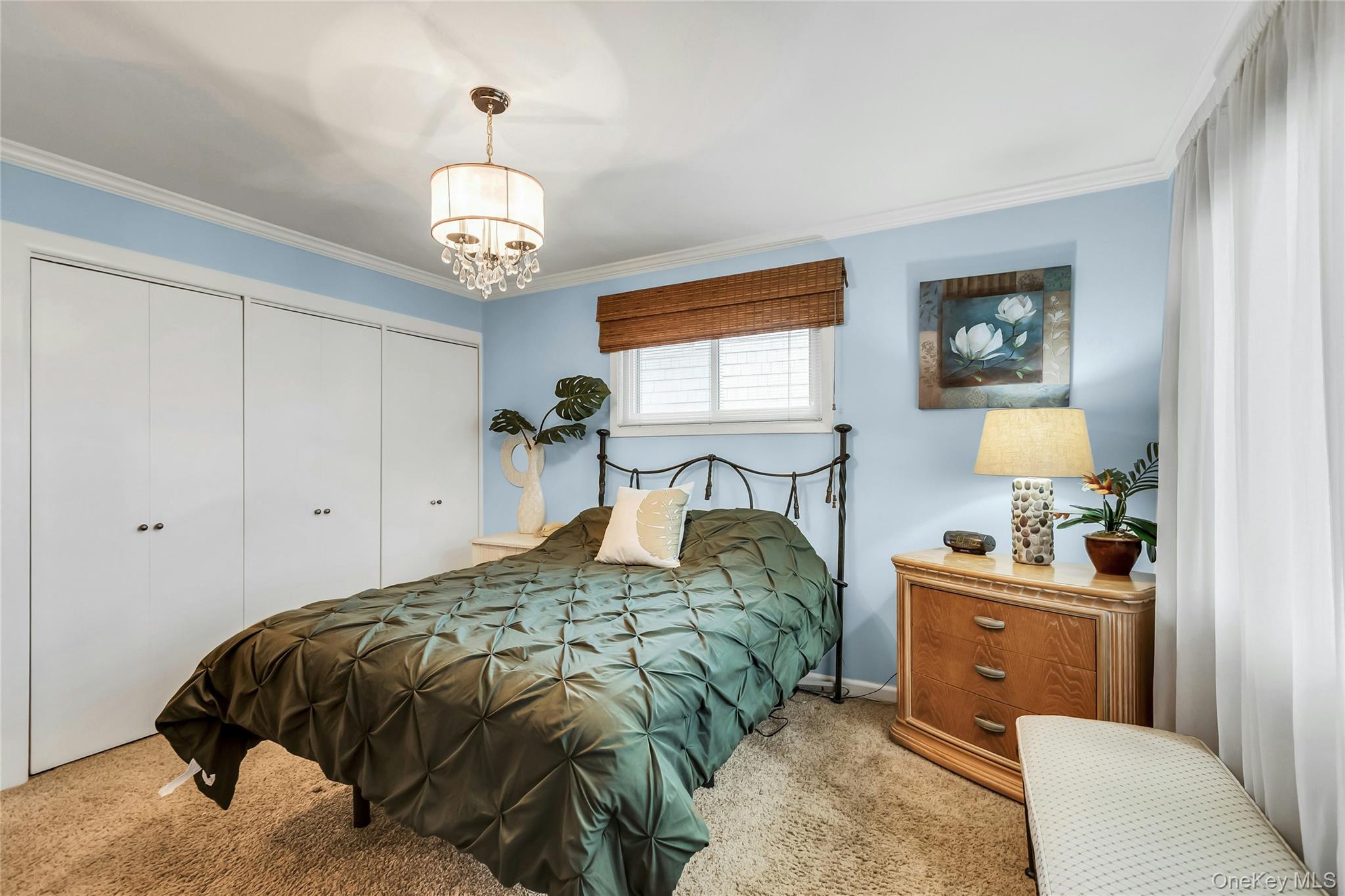 27 Abbey Lane, Plainview, NY 11803