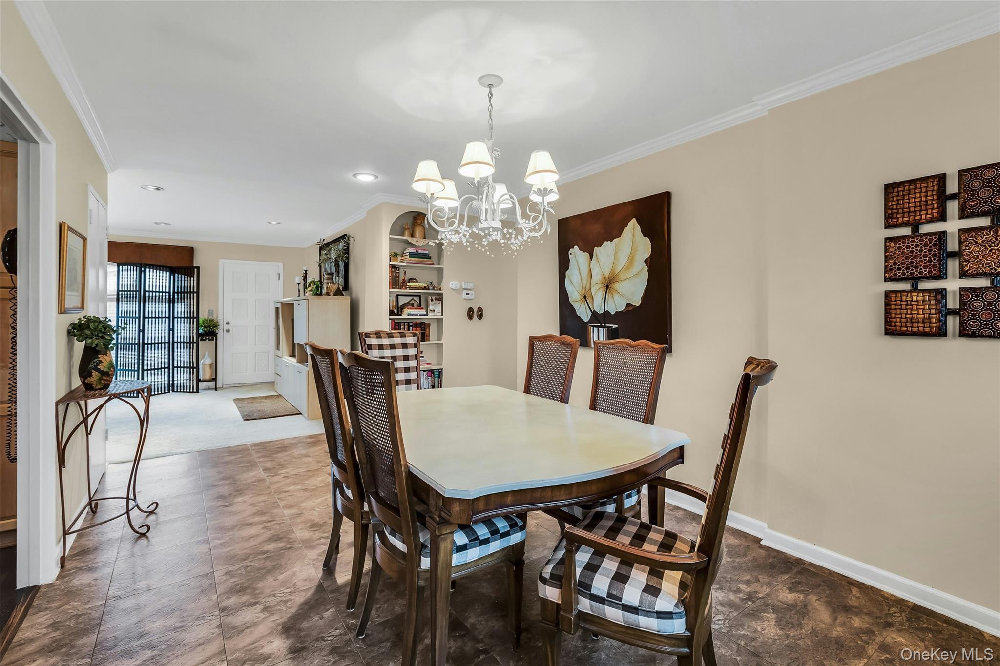 27 Abbey Lane, Plainview, NY 11803