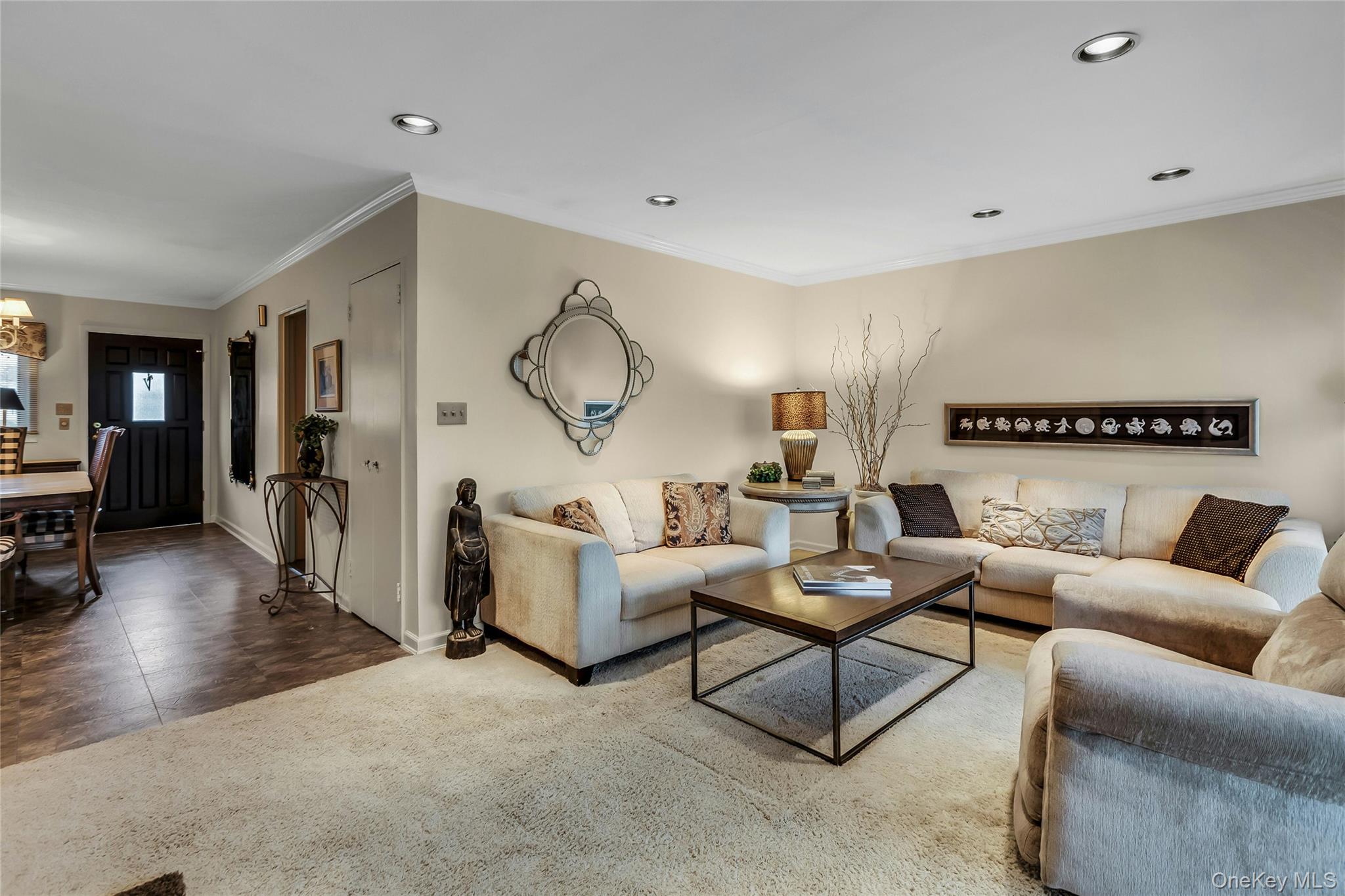 27 Abbey Lane, Plainview, NY 11803