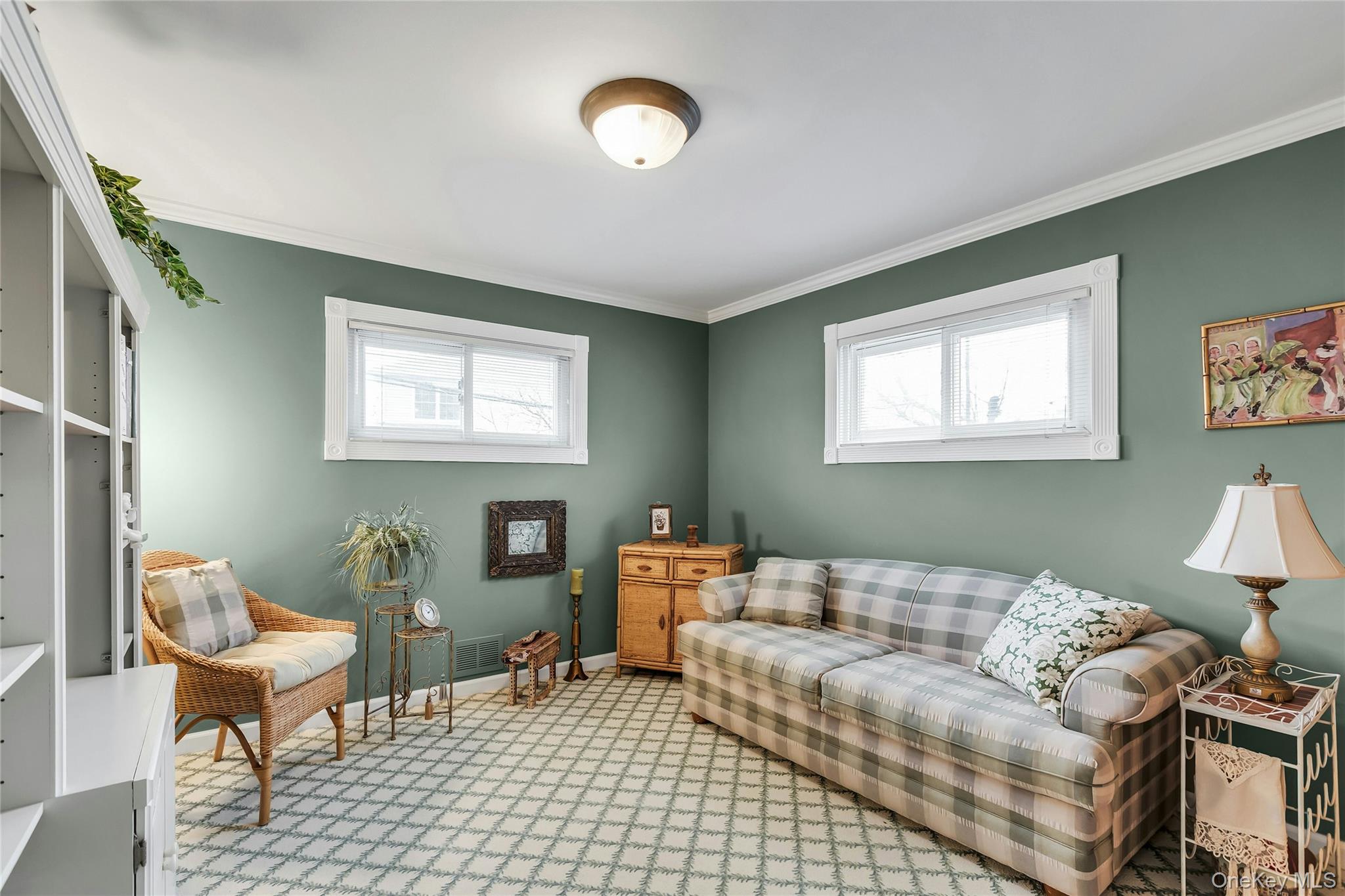 27 Abbey Lane, Plainview, NY 11803