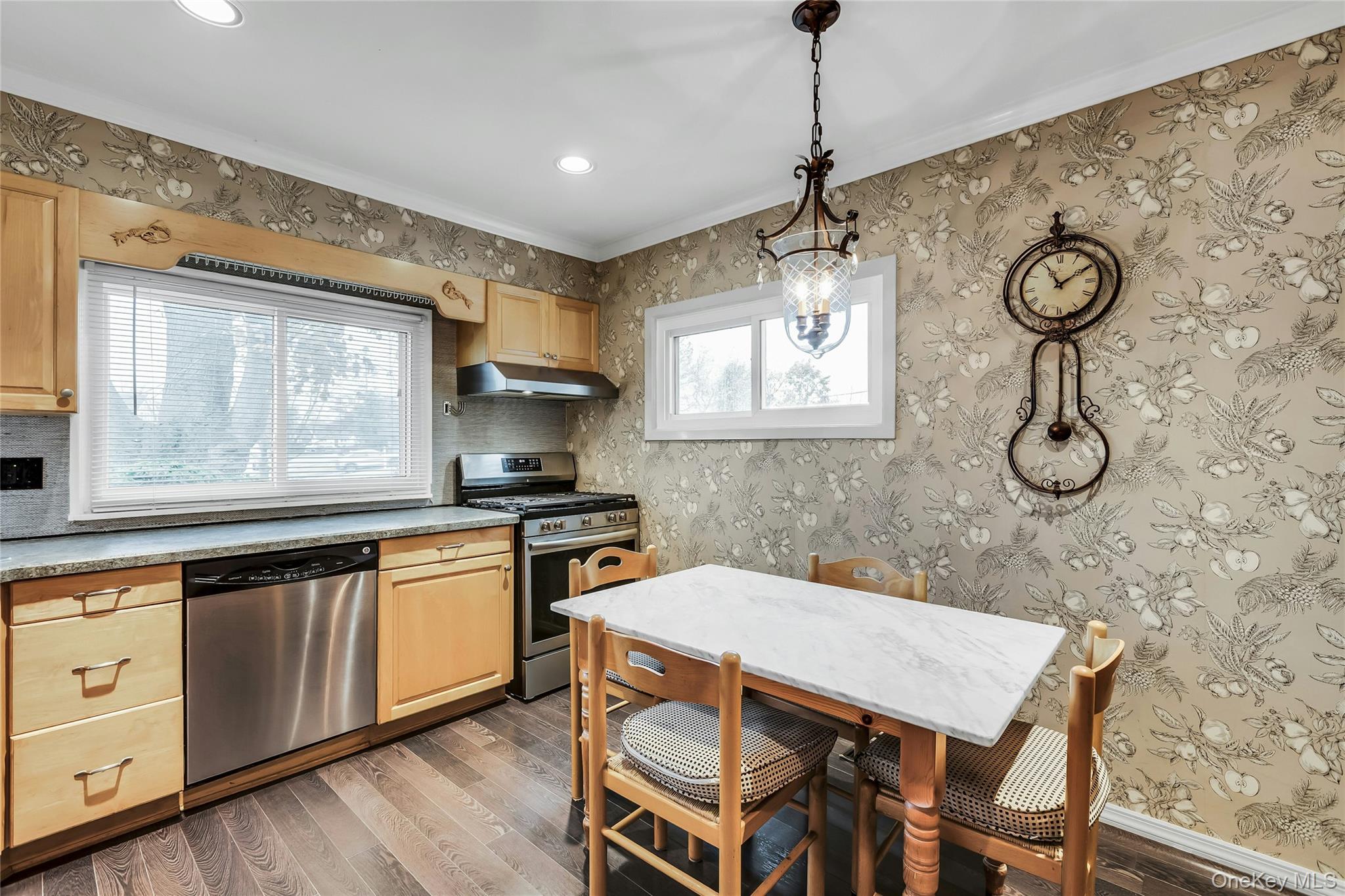 27 Abbey Lane, Plainview, NY 11803