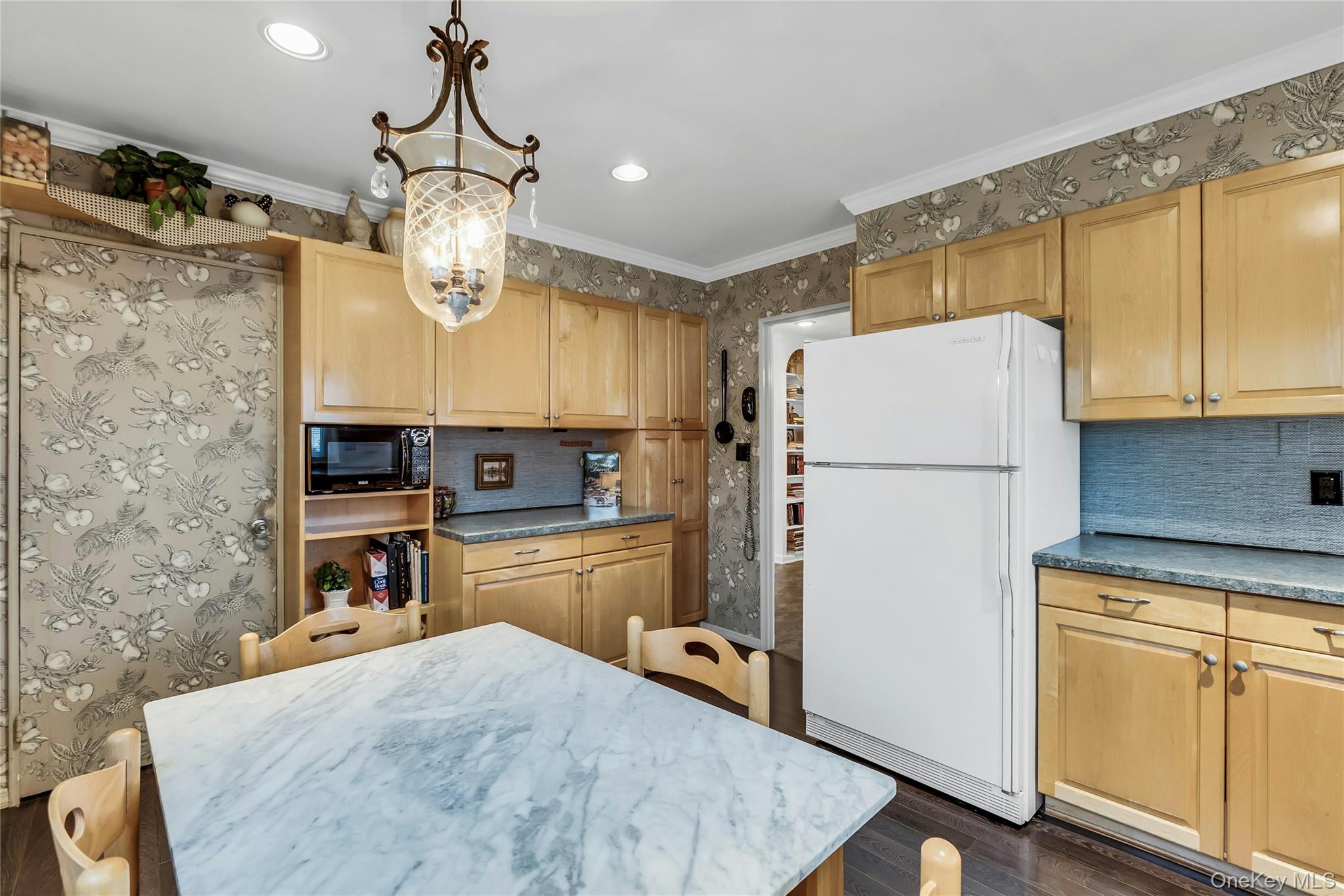 27 Abbey Lane, Plainview, NY 11803