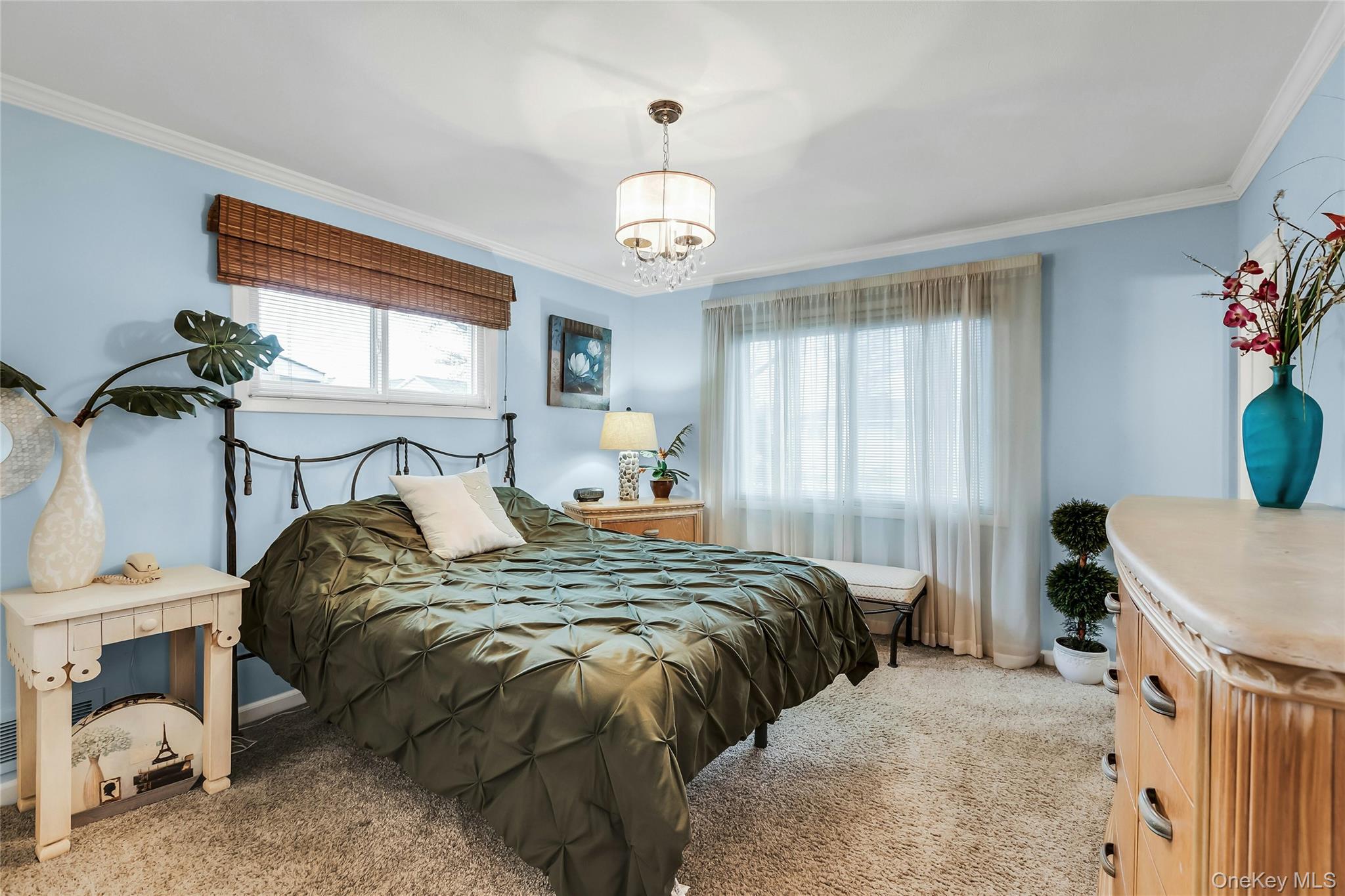 27 Abbey Lane, Plainview, NY 11803