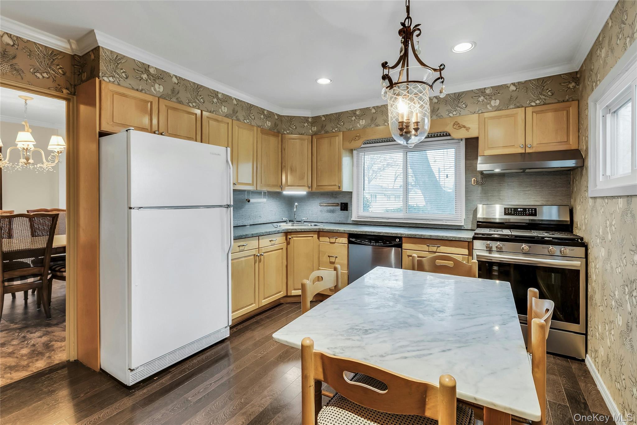 27 Abbey Lane, Plainview, NY 11803