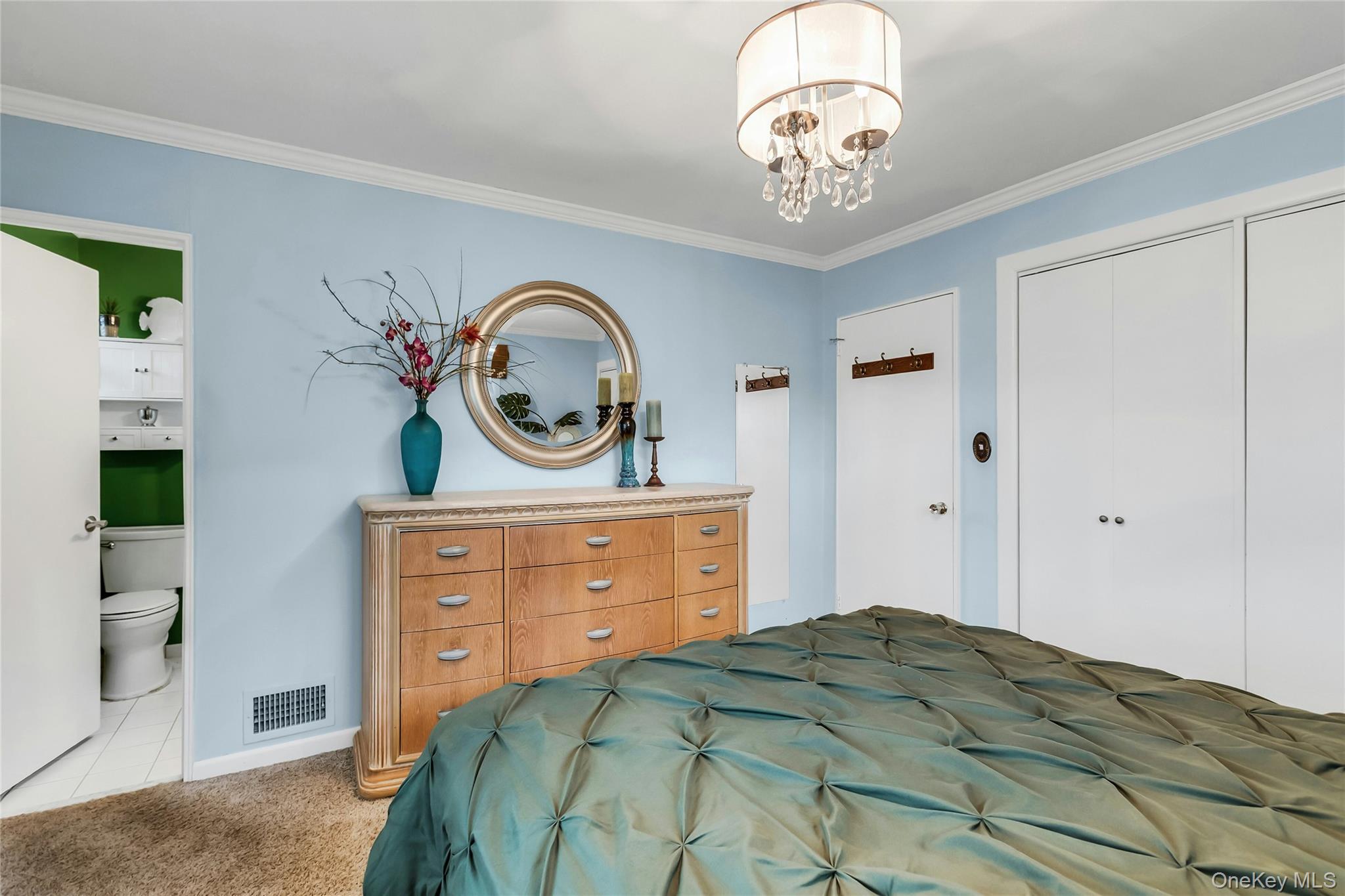 27 Abbey Lane, Plainview, NY 11803