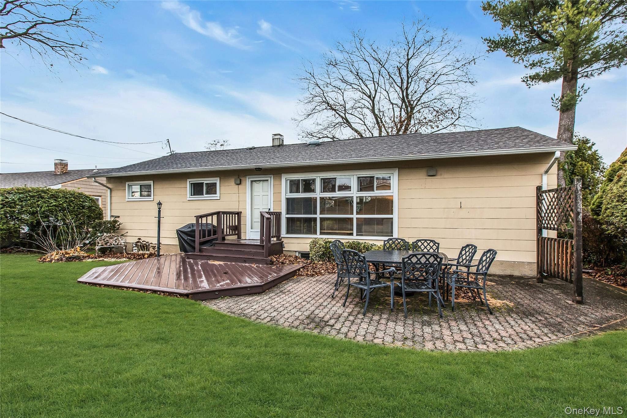 27 Abbey Lane, Plainview, NY 11803