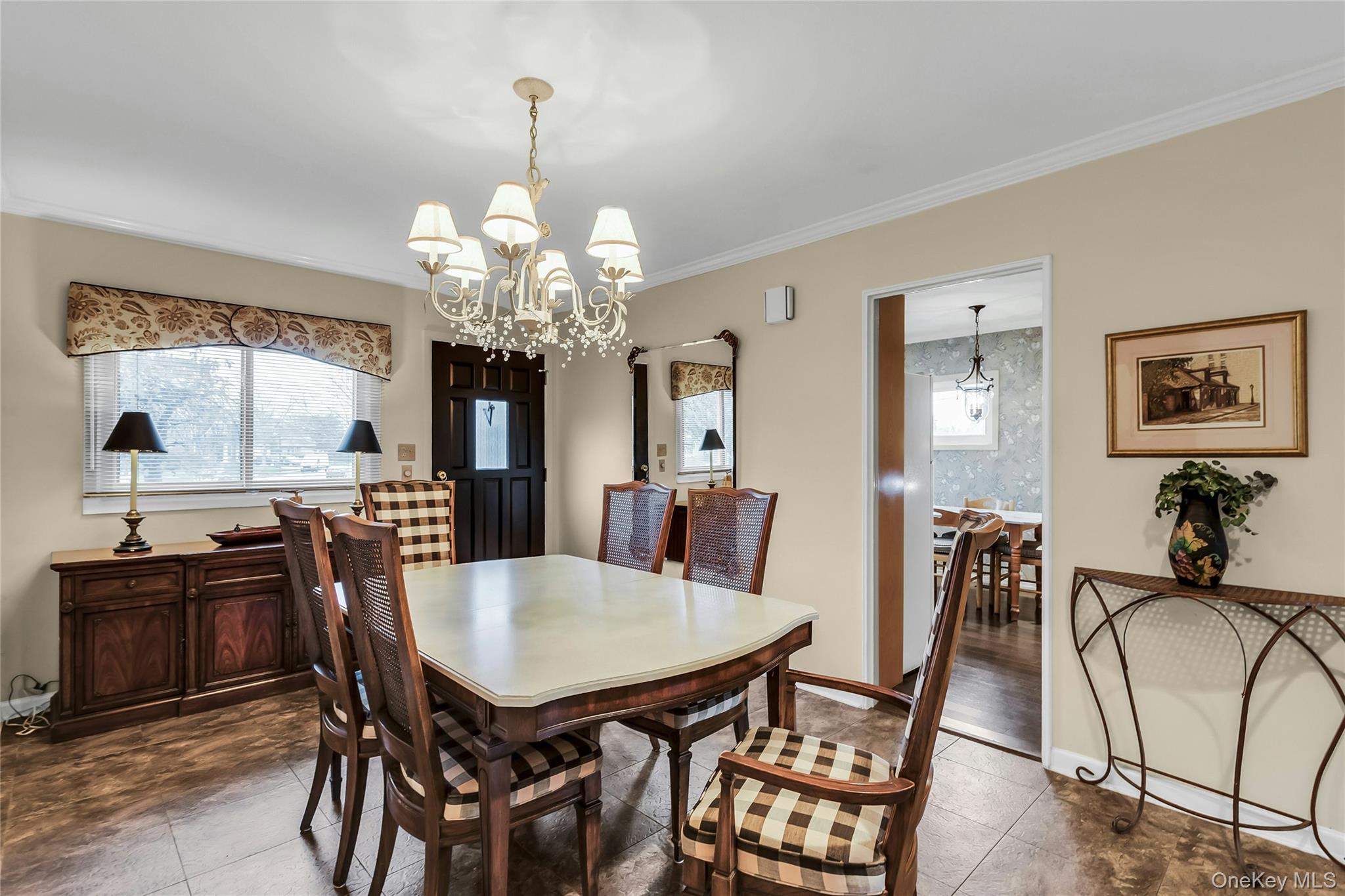 27 Abbey Lane, Plainview, NY 11803