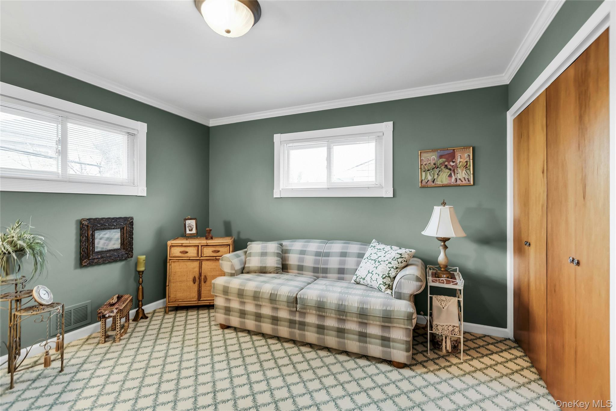 27 Abbey Lane, Plainview, NY 11803