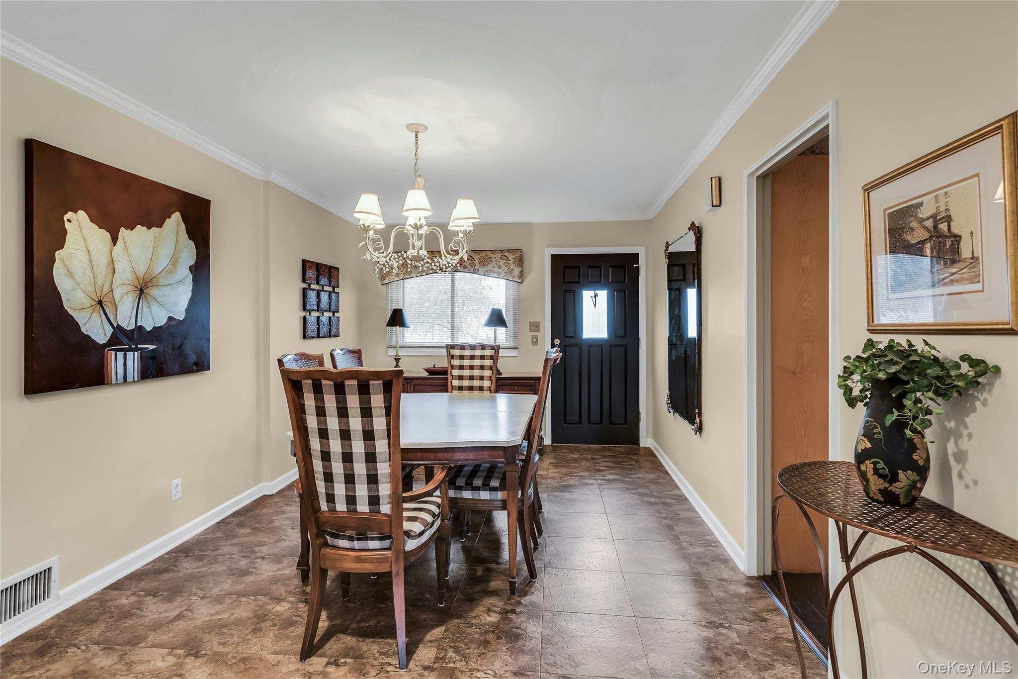 27 Abbey Lane, Plainview, NY 11803