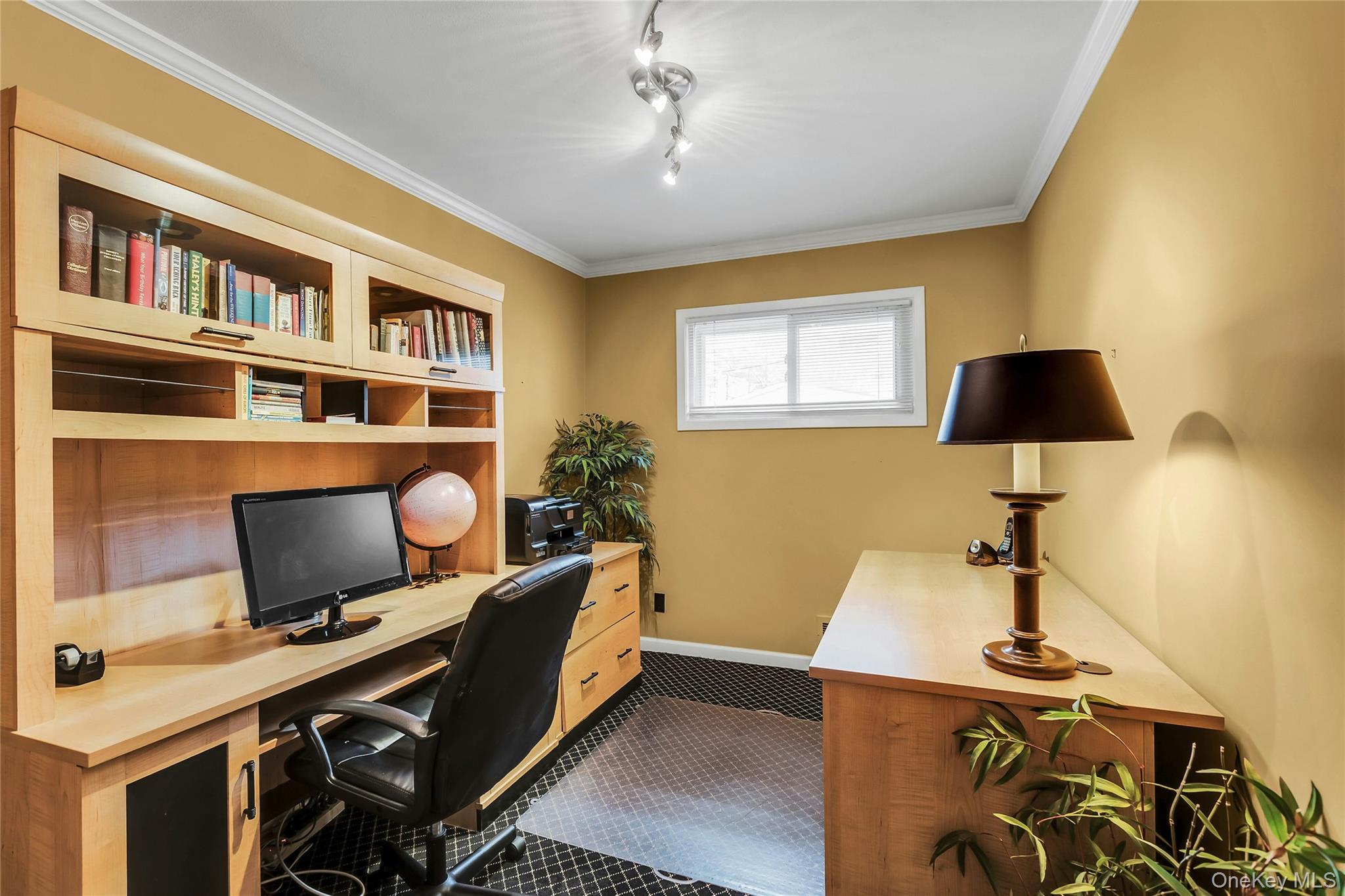 27 Abbey Lane, Plainview, NY 11803