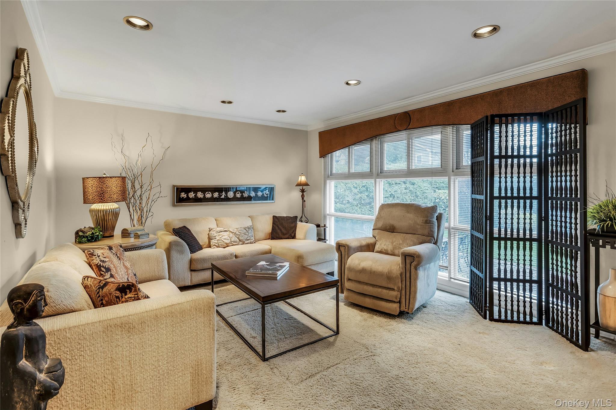 27 Abbey Lane, Plainview, NY 11803