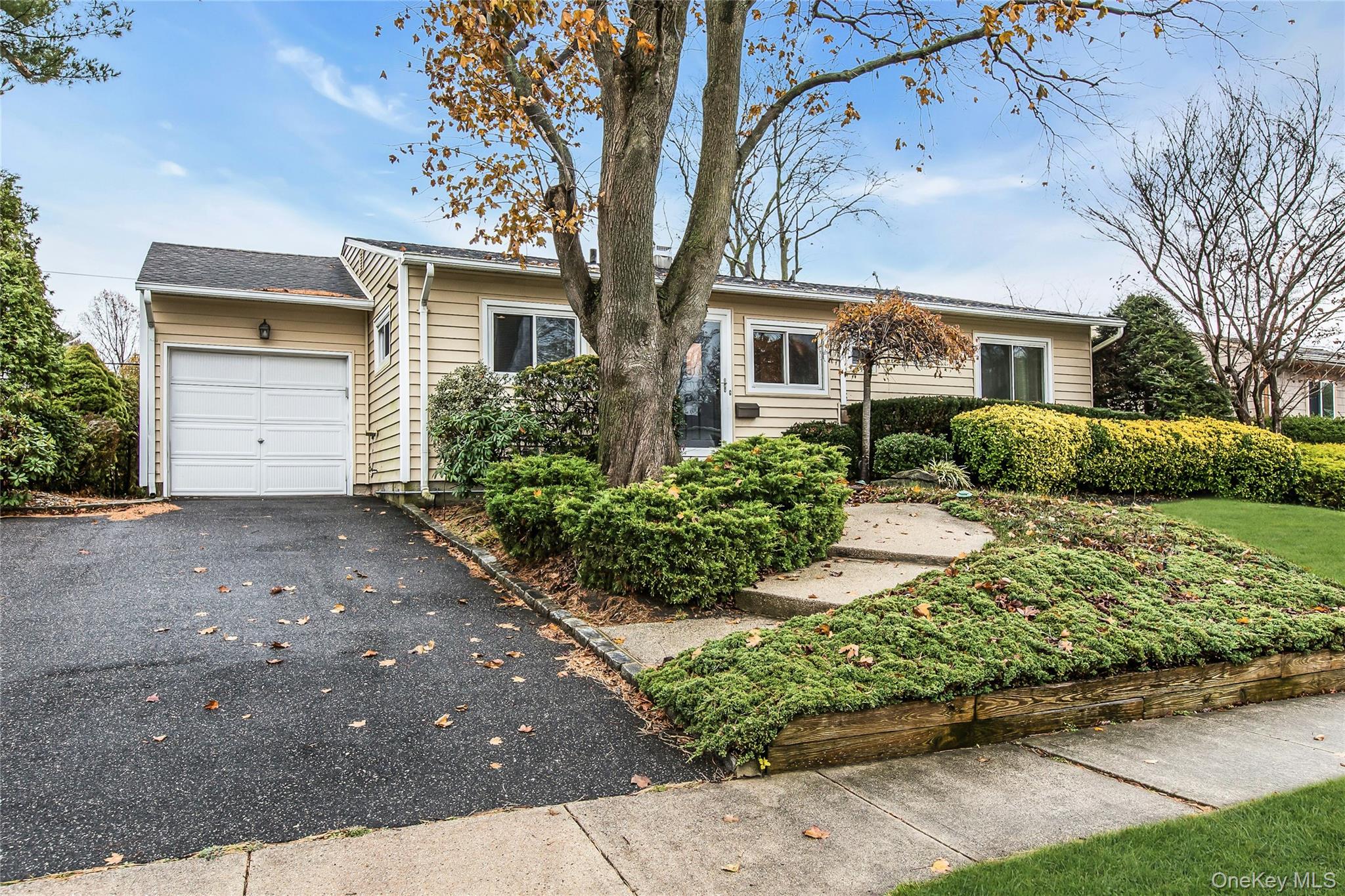 27 Abbey Lane, Plainview, NY 11803