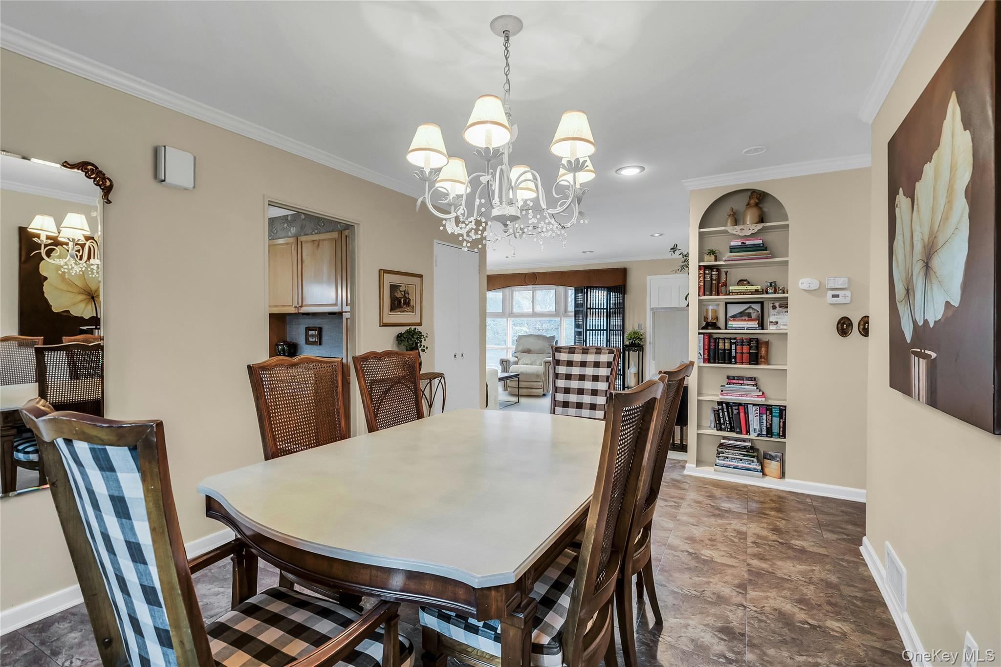 27 Abbey Lane, Plainview, NY 11803