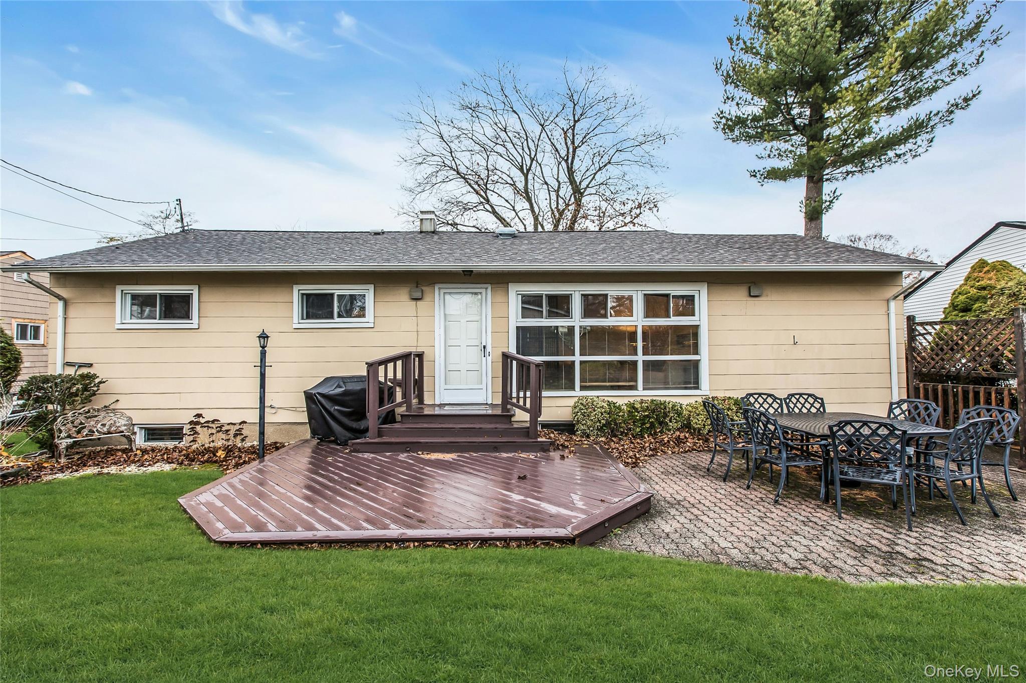 27 Abbey Lane, Plainview, NY 11803