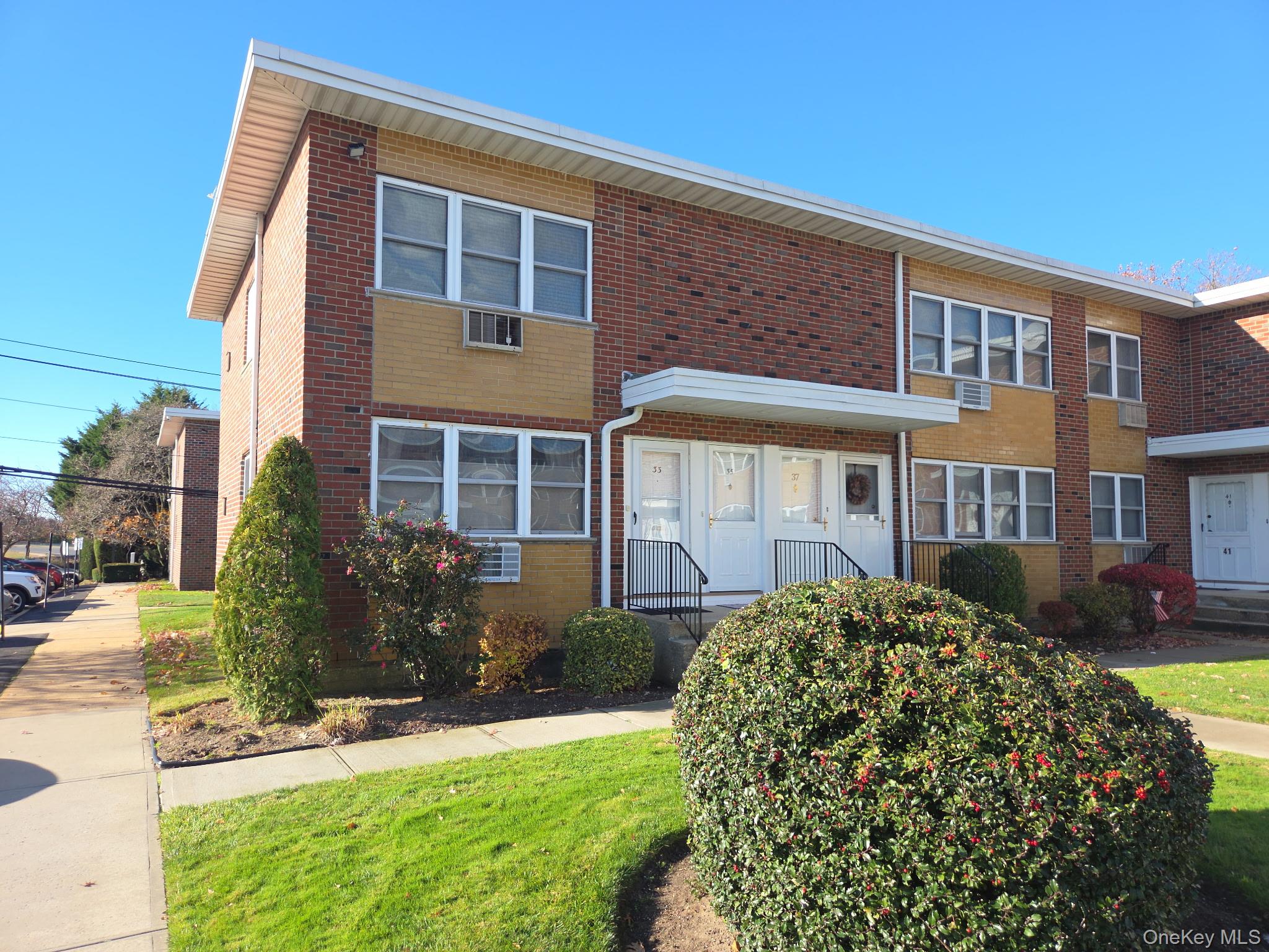 33 Farber Drive # 33, West Babylon, NY 11704