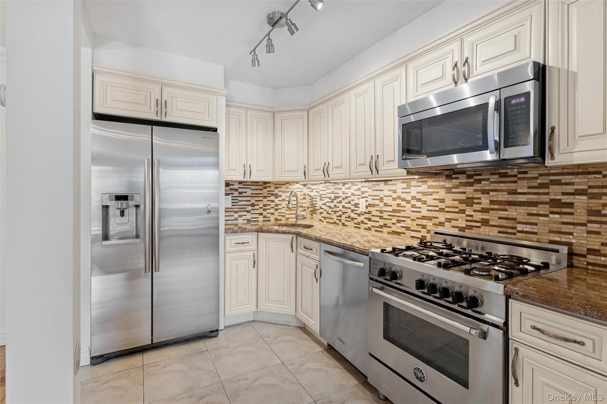 157 Hempstead Avenue # B20, Lynbrook, NY 11563