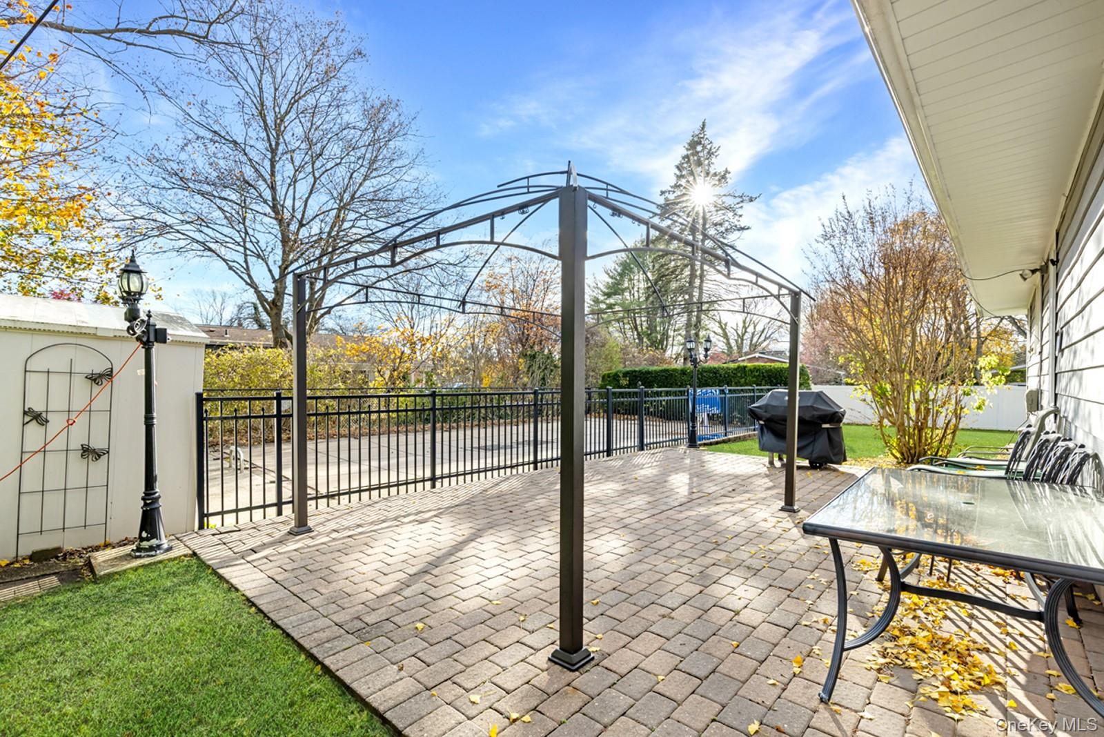 16 E Hill Drive, Smithtown, NY 11787