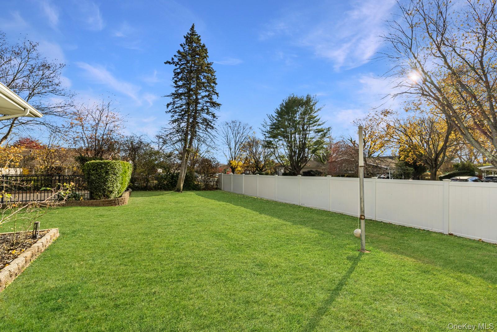 16 E Hill Drive, Smithtown, NY 11787