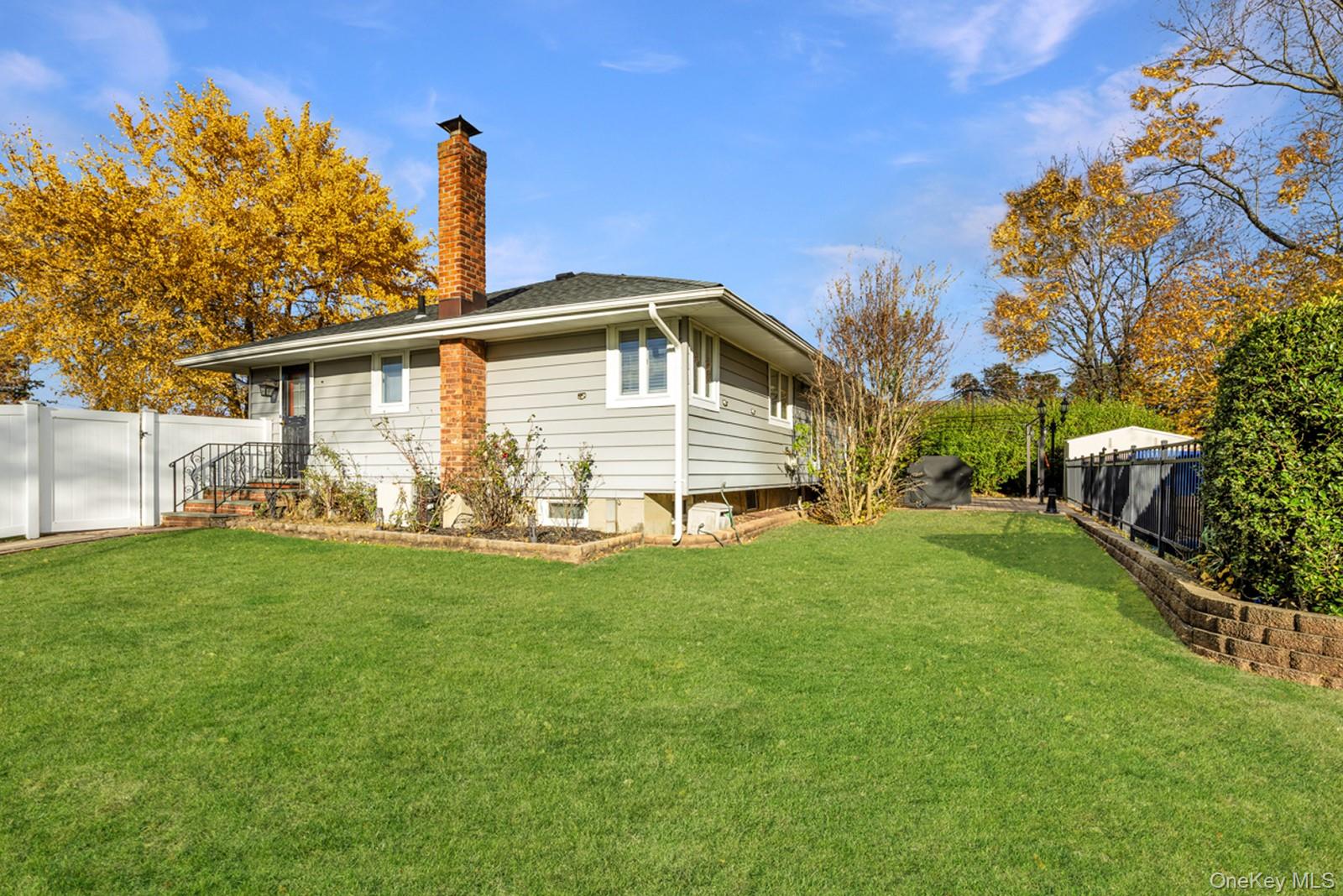 16 E Hill Drive, Smithtown, NY 11787