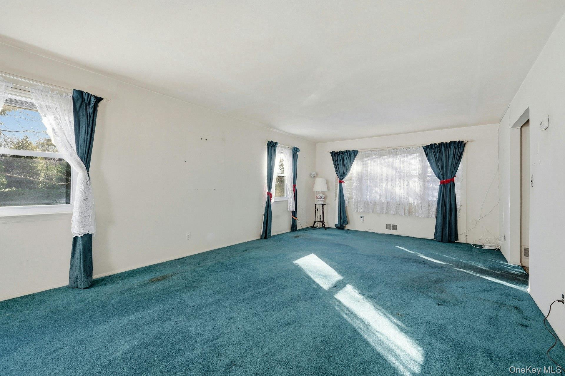 1 Hillcrest Road, Port Washington, NY 11050