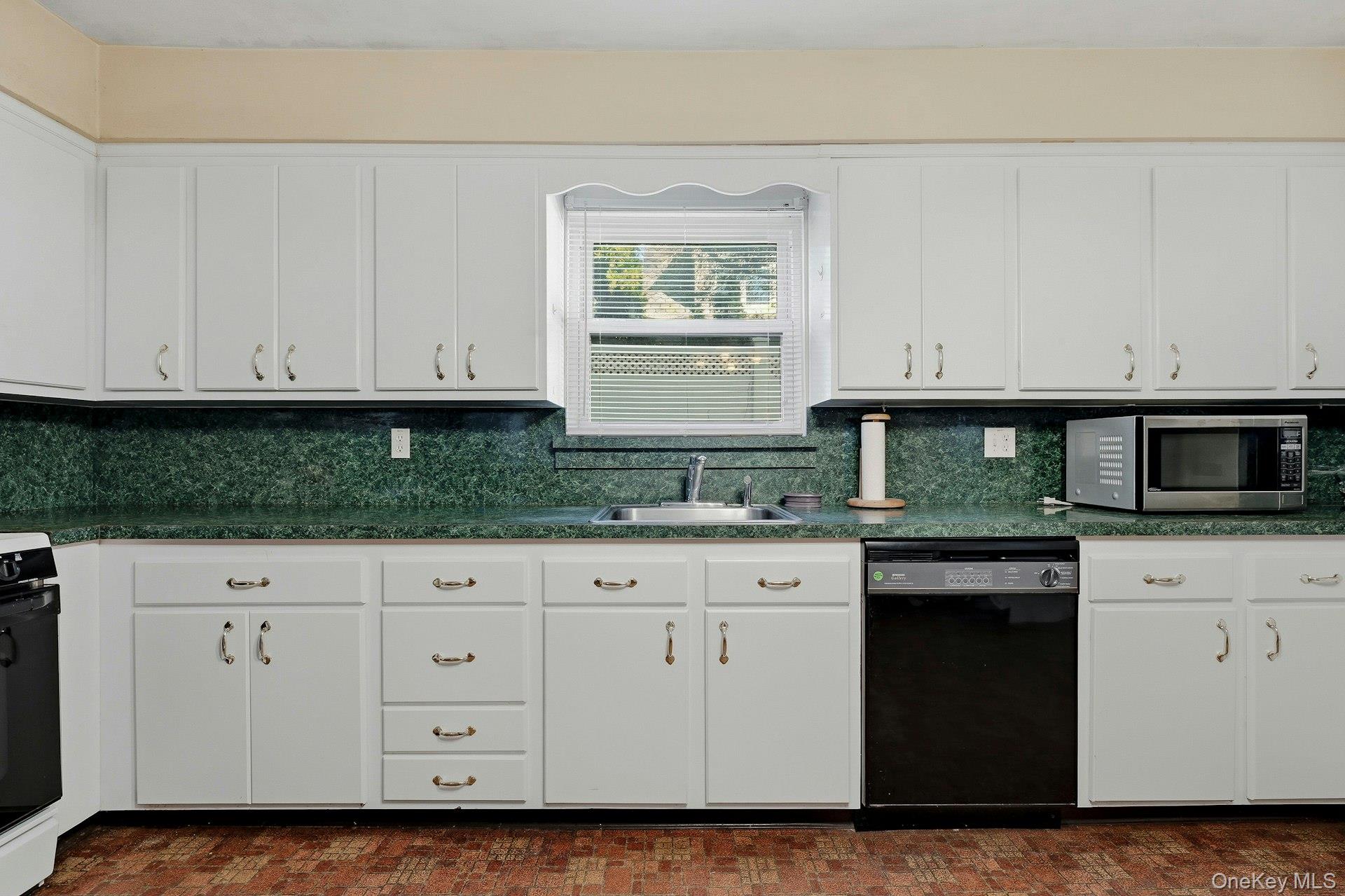 1 Hillcrest Road, Port Washington, NY 11050