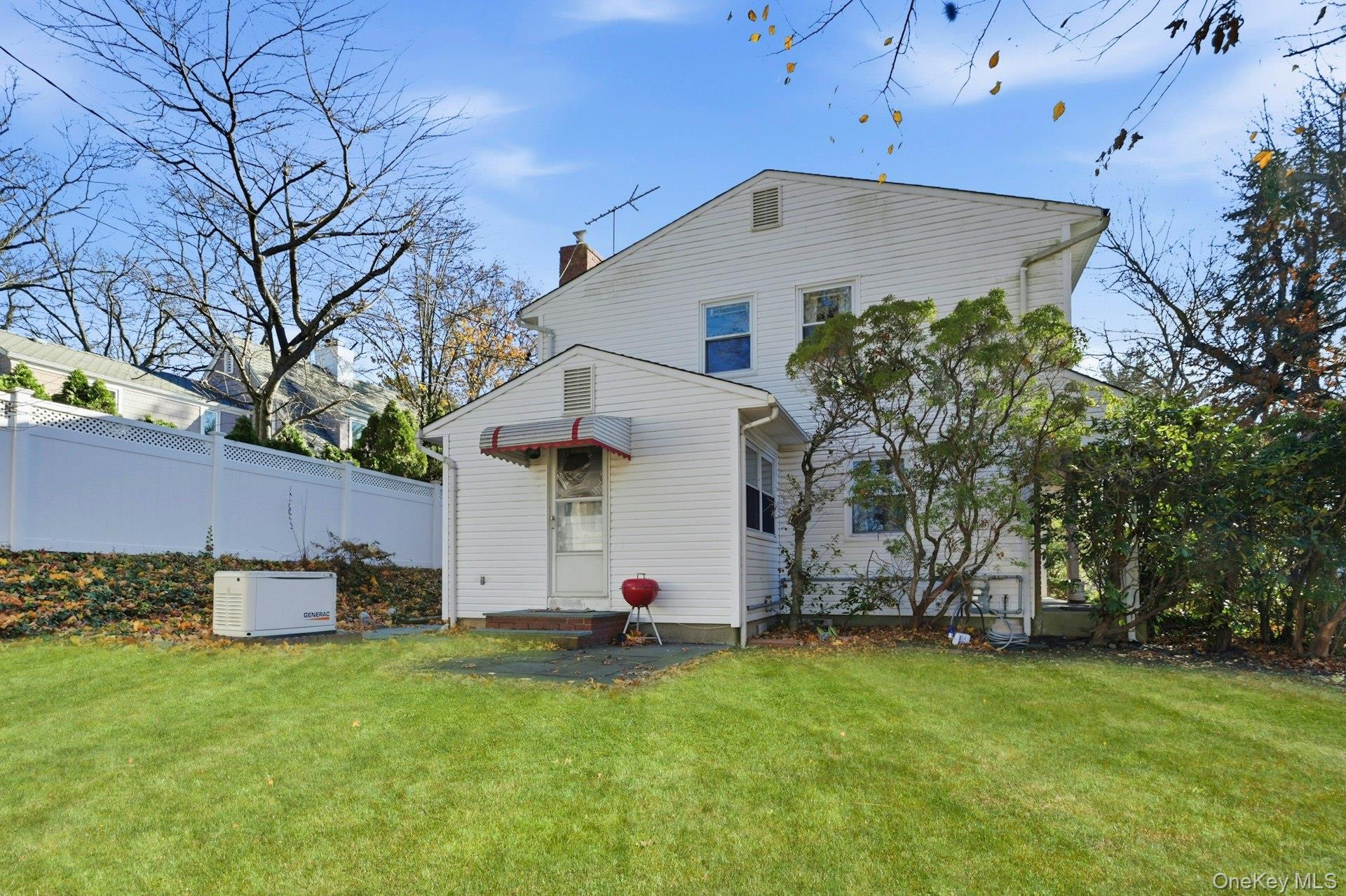 1 Hillcrest Road, Port Washington, NY 11050