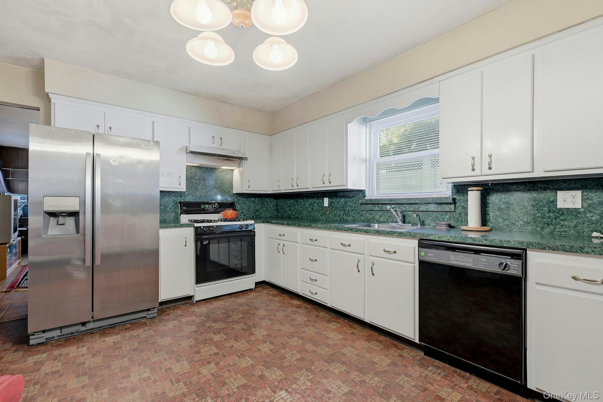 1 Hillcrest Road, Port Washington, NY 11050