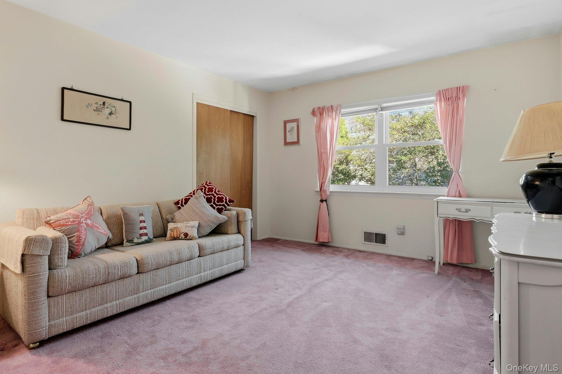 1 Hillcrest Road, Port Washington, NY 11050