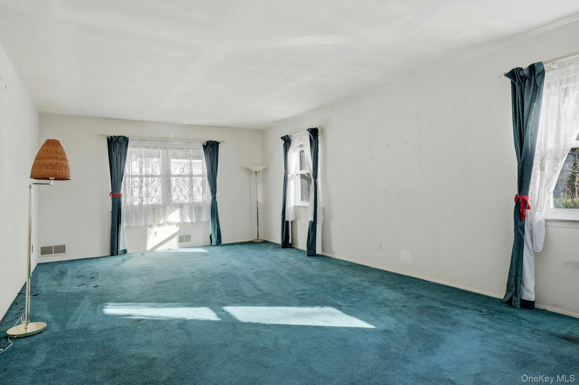 1 Hillcrest Road, Port Washington, NY 11050