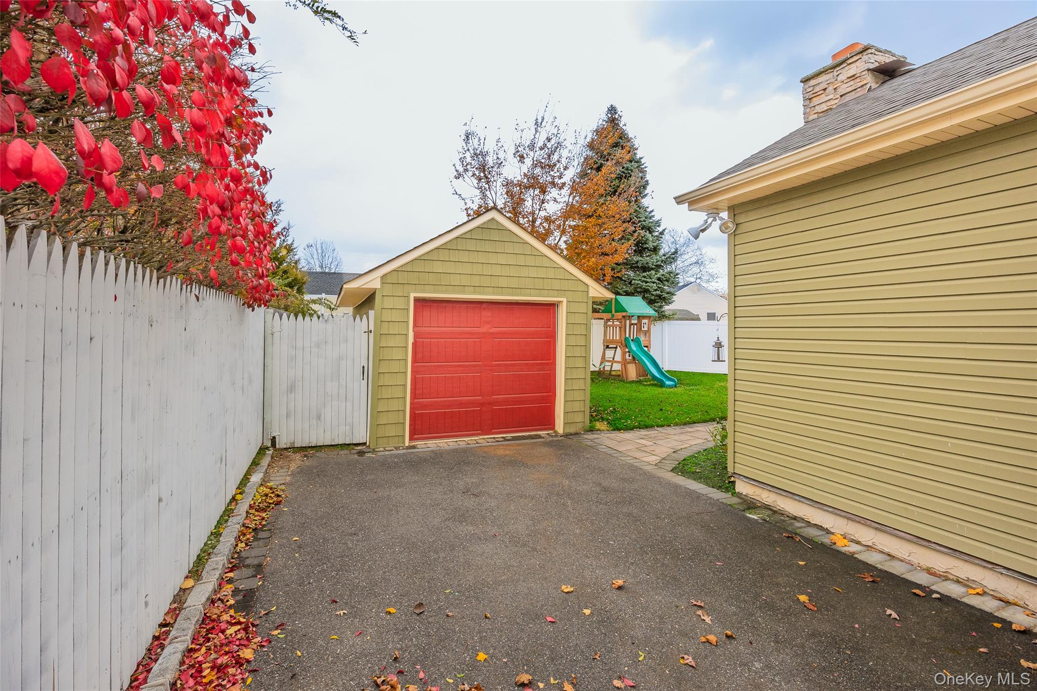 37 Beachwood Drive, Babylon, NY 11702