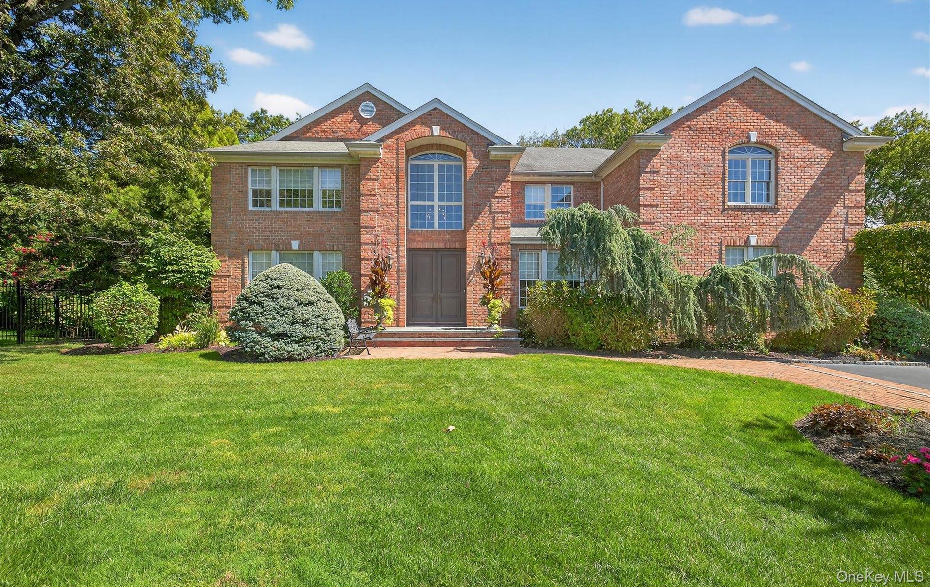 70 Keri Way, Woodbury, NY 11797