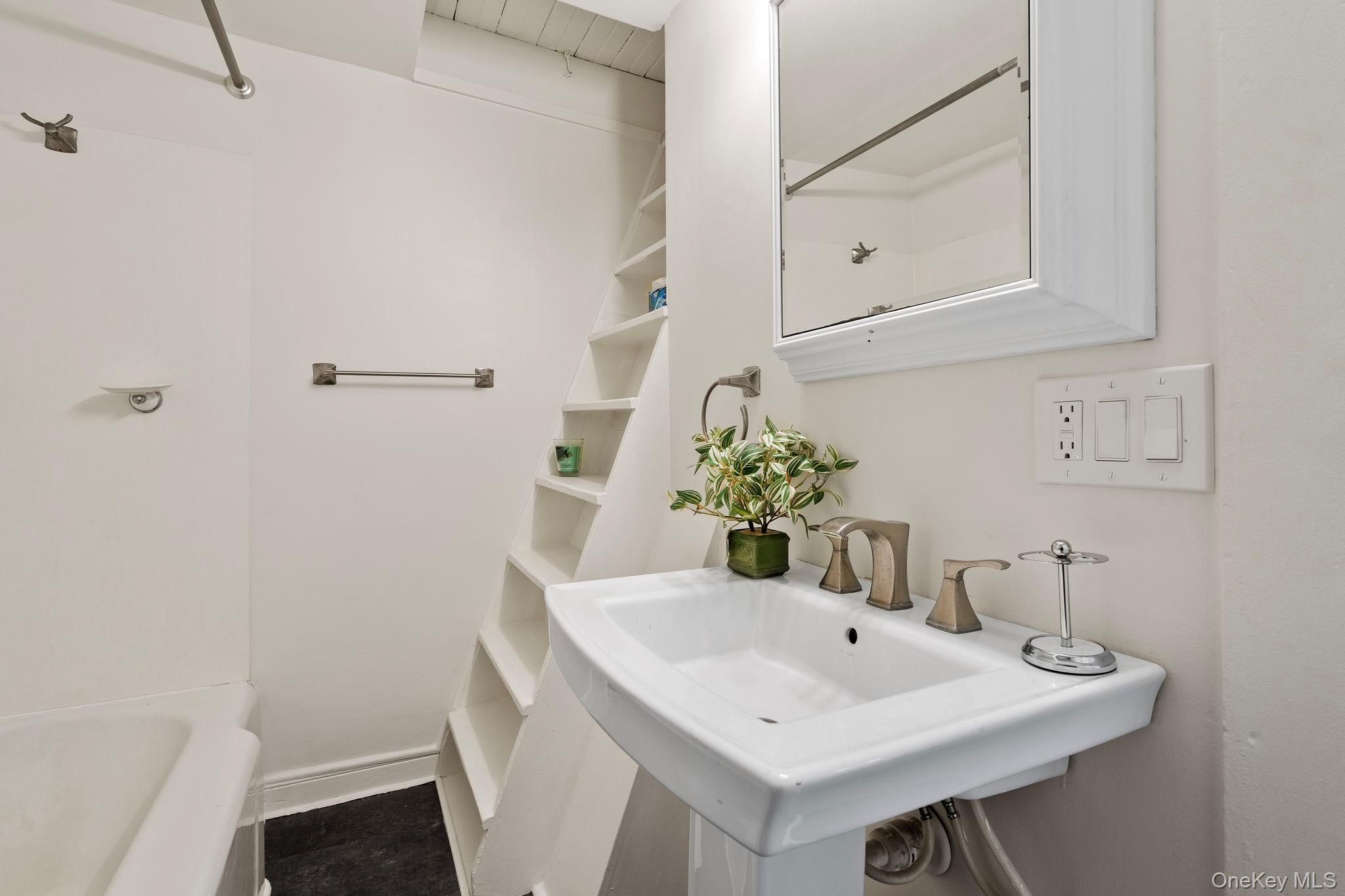 10 Albertson Street, Hyde Park, NY 12538