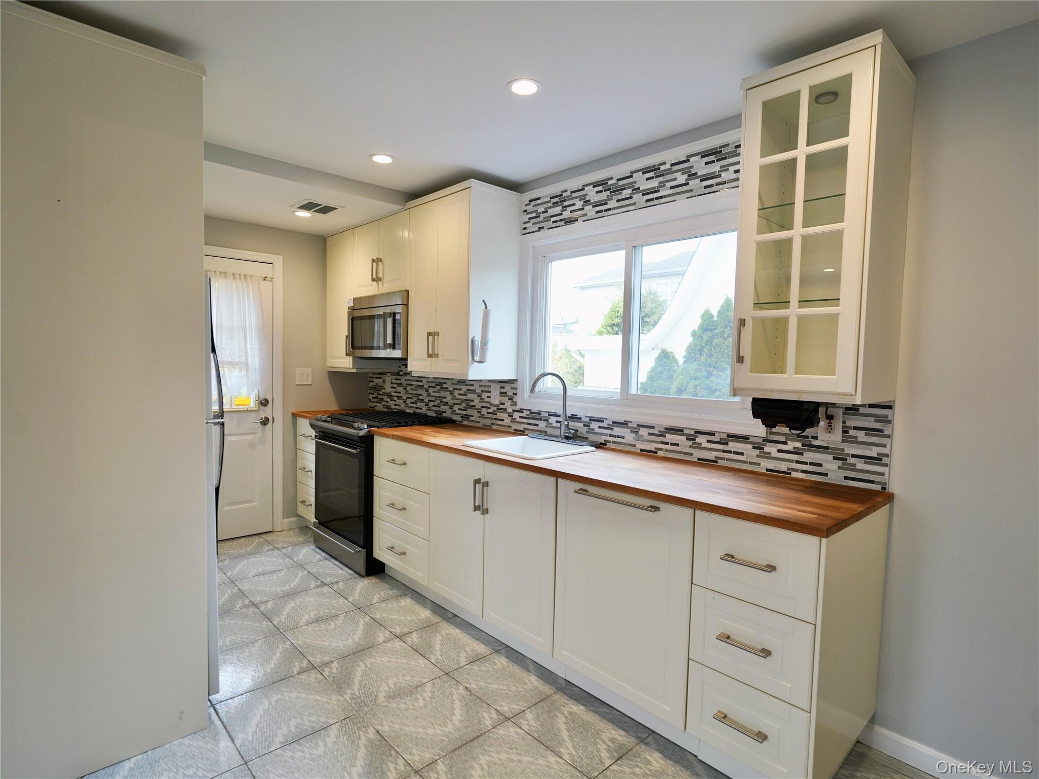 5 Ashwood Road, Port Washington, NY 11050