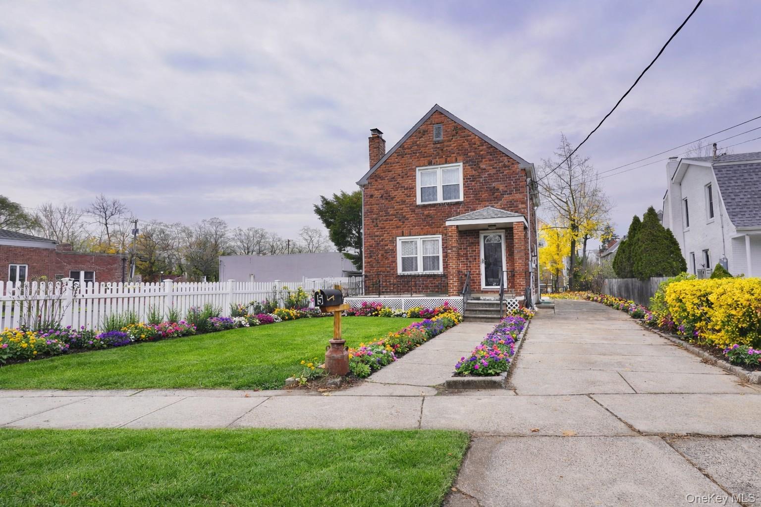 5 Ashwood Road, Port Washington, NY 11050