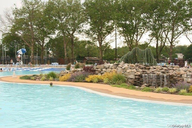 5 Ashwood Road, Port Washington, NY 11050