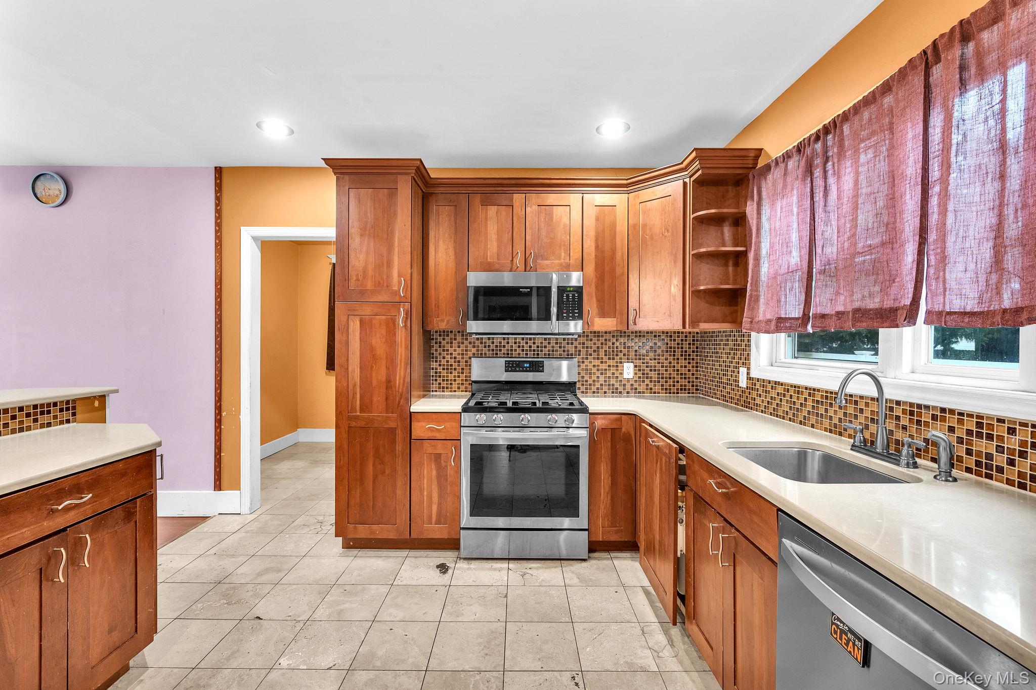 4 3rd Avenue, East Islip, NY 11730