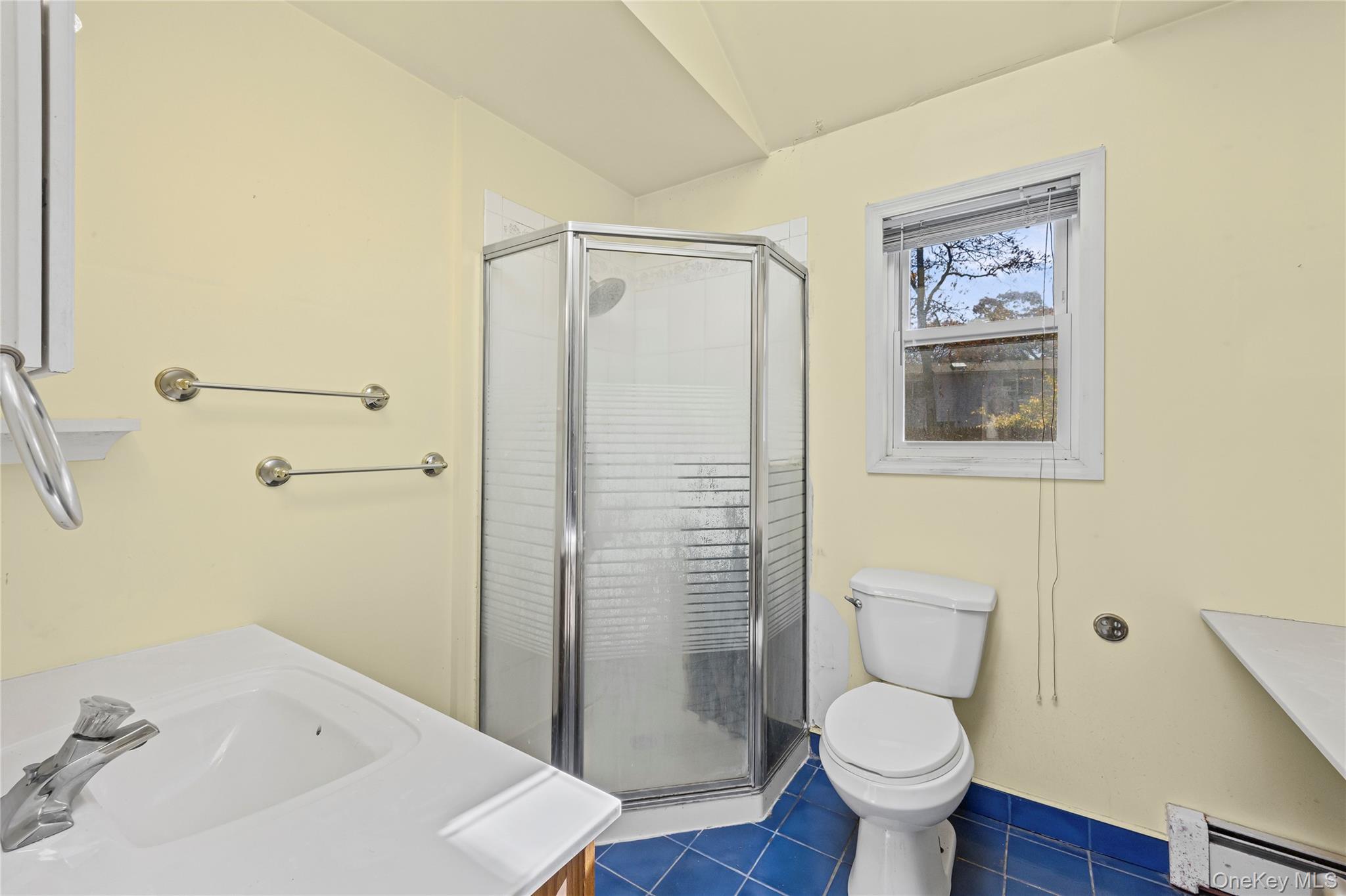 10 Queen Drive, Sound Beach, NY 11789