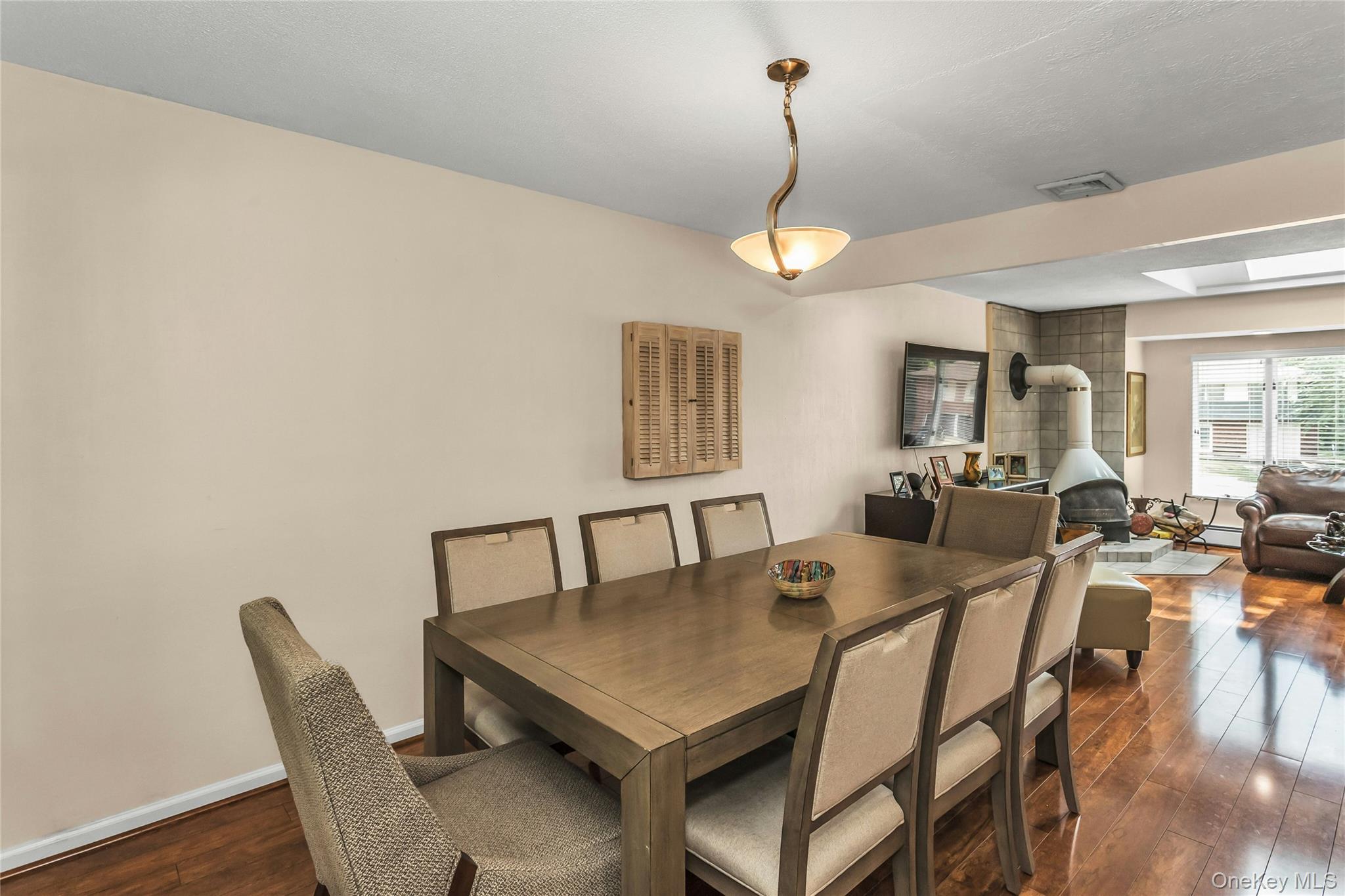 29 Elmwood Court, Plainview, NY 11803