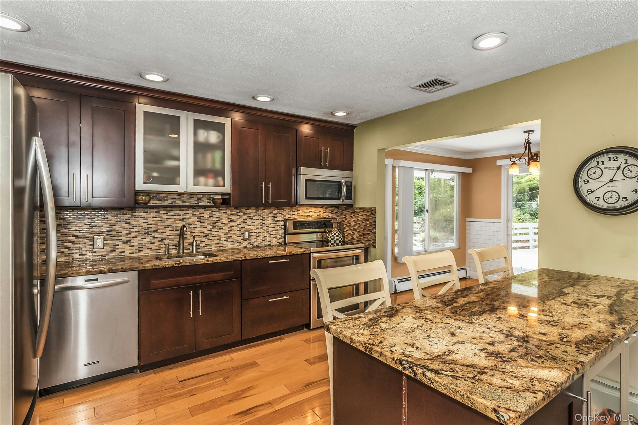 29 Elmwood Court, Plainview, NY 11803