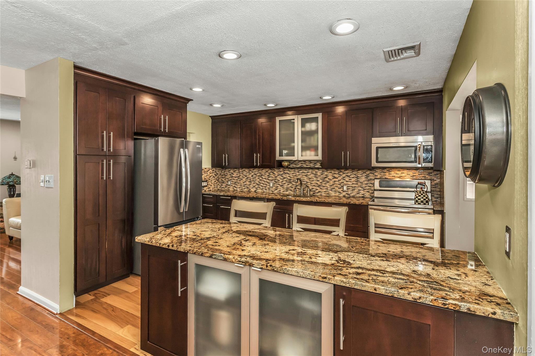 29 Elmwood Court, Plainview, NY 11803