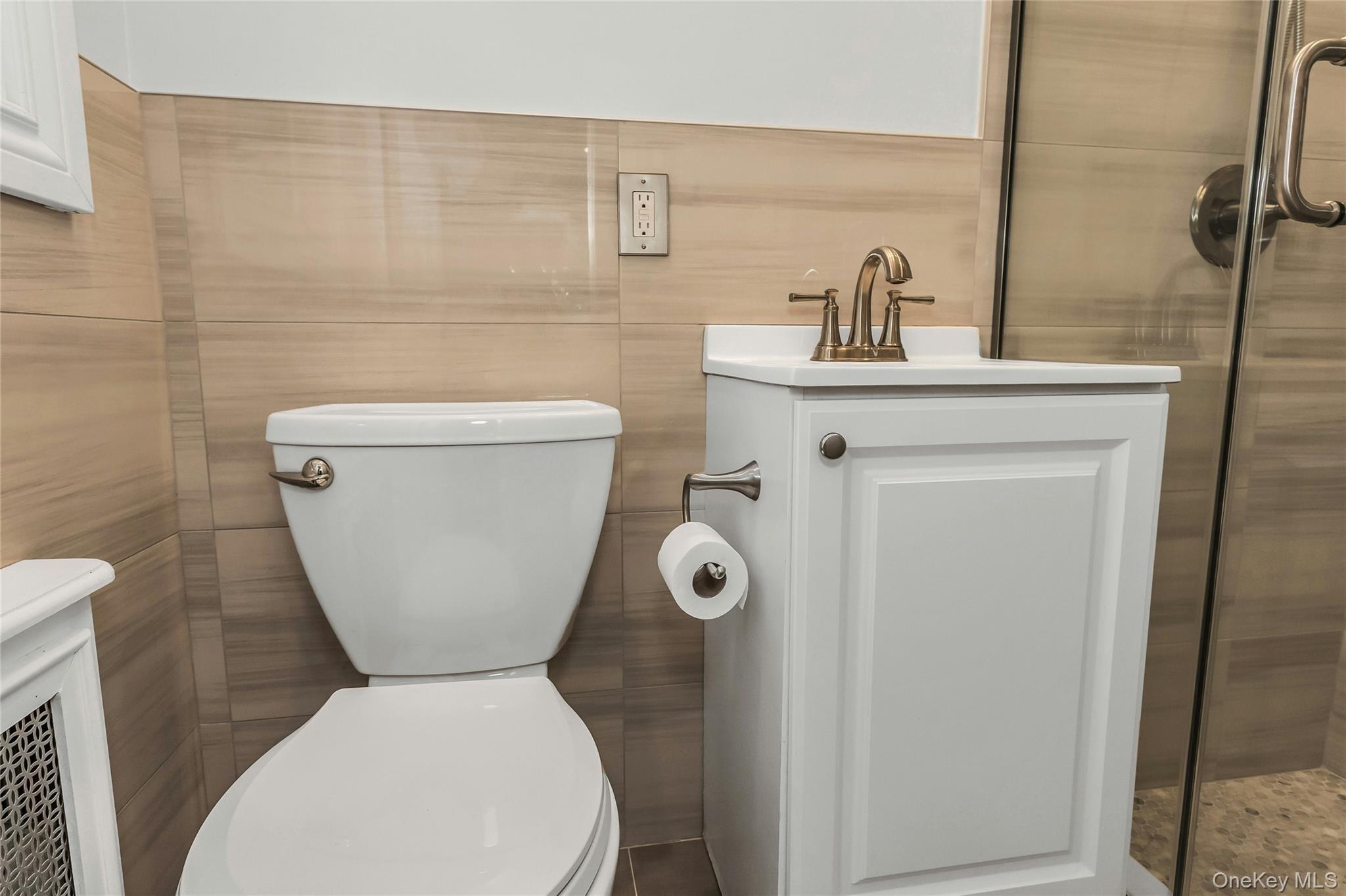 29 Elmwood Court, Plainview, NY 11803