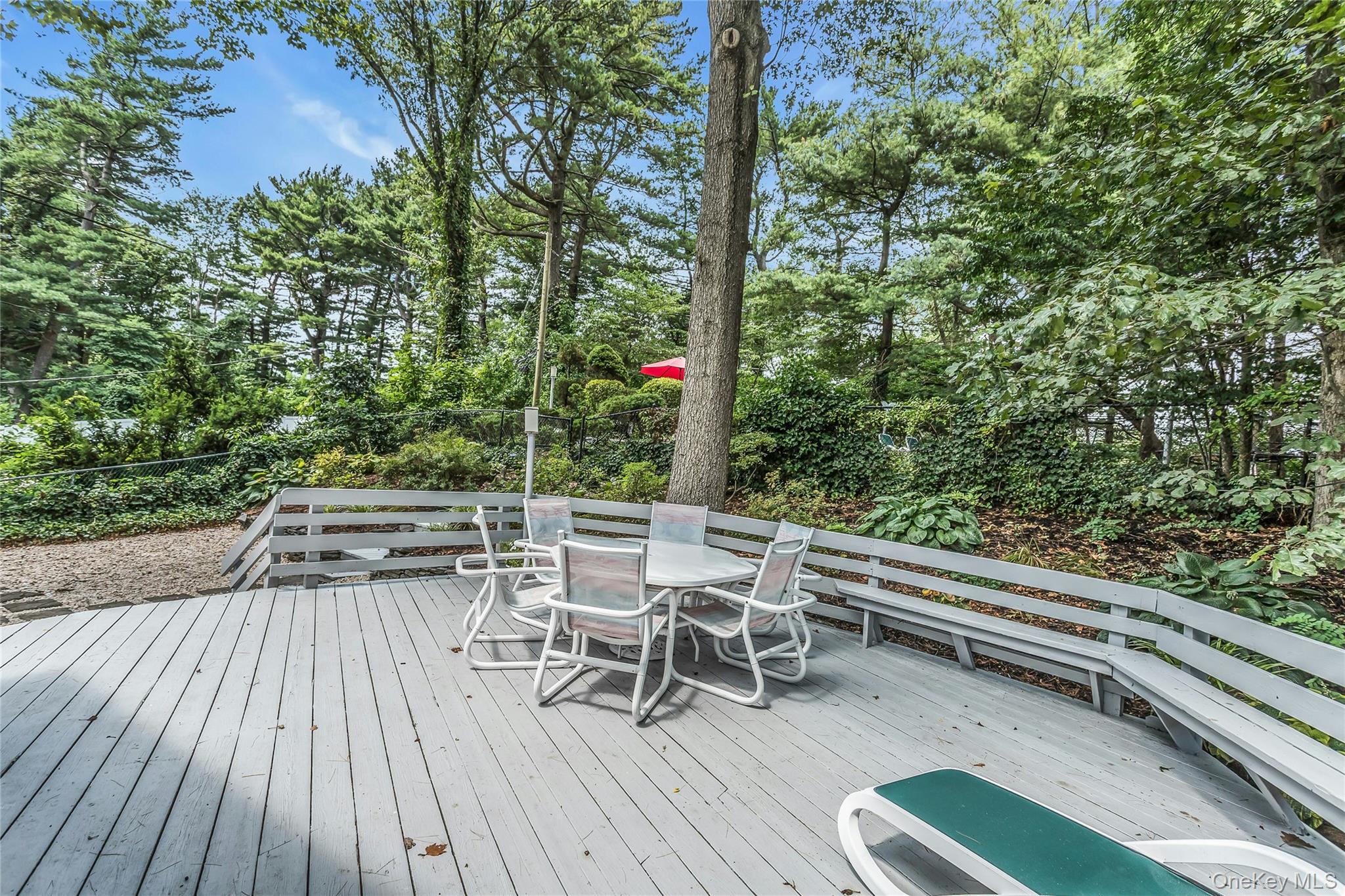 29 Elmwood Court, Plainview, NY 11803