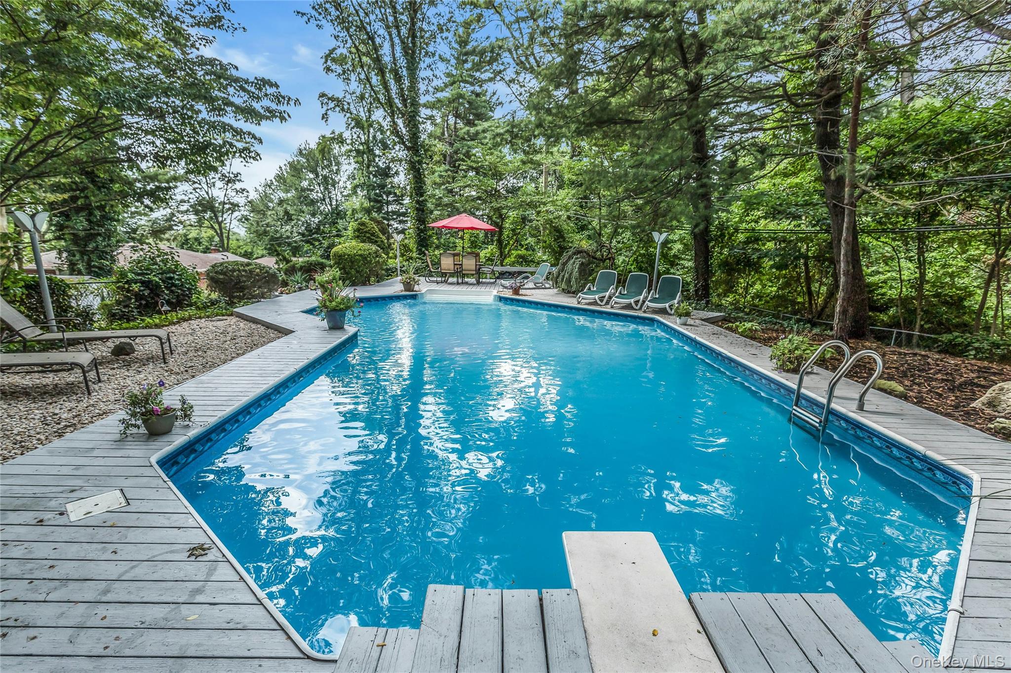 29 Elmwood Court, Plainview, NY 11803