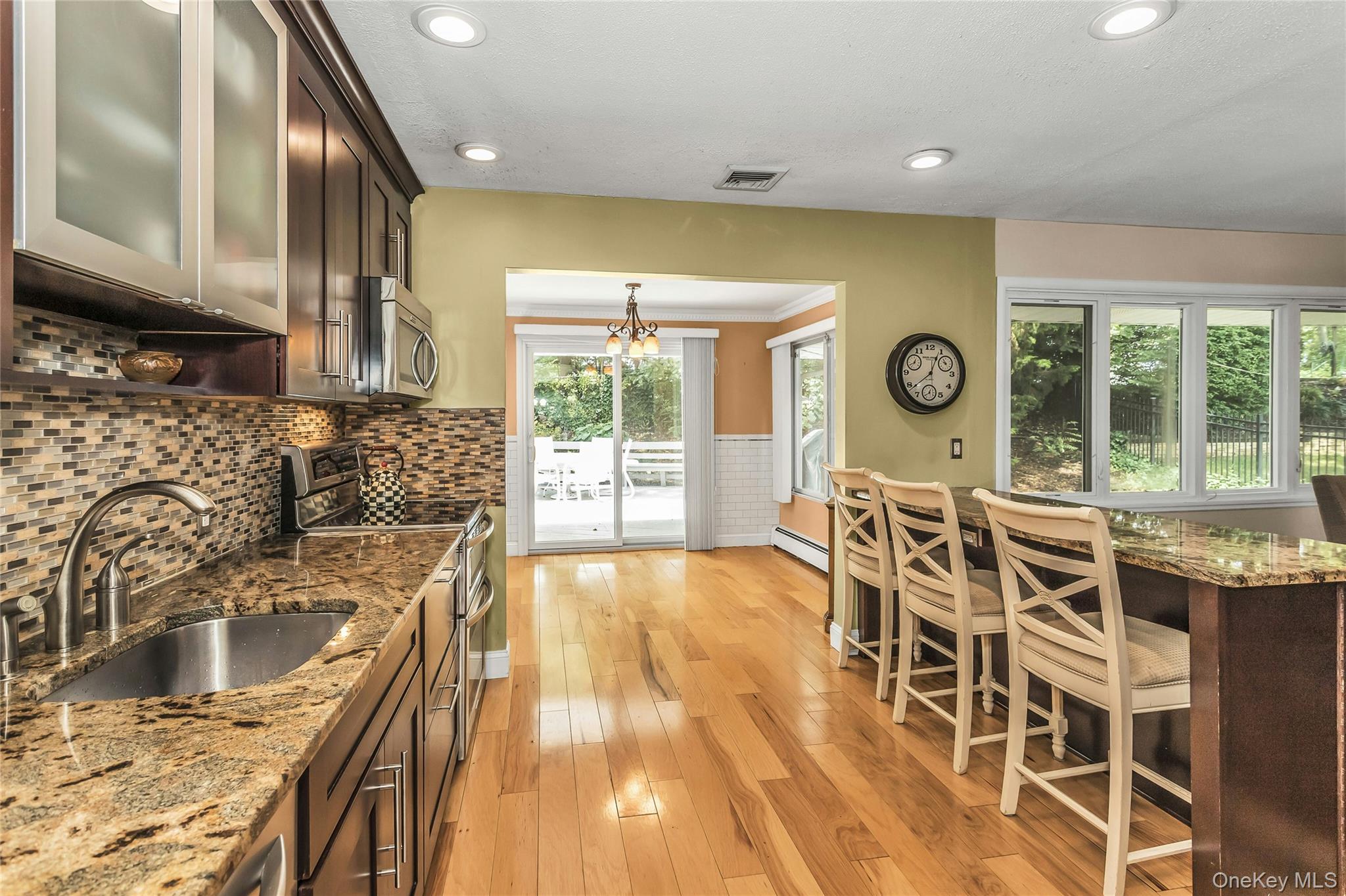 29 Elmwood Court, Plainview, NY 11803