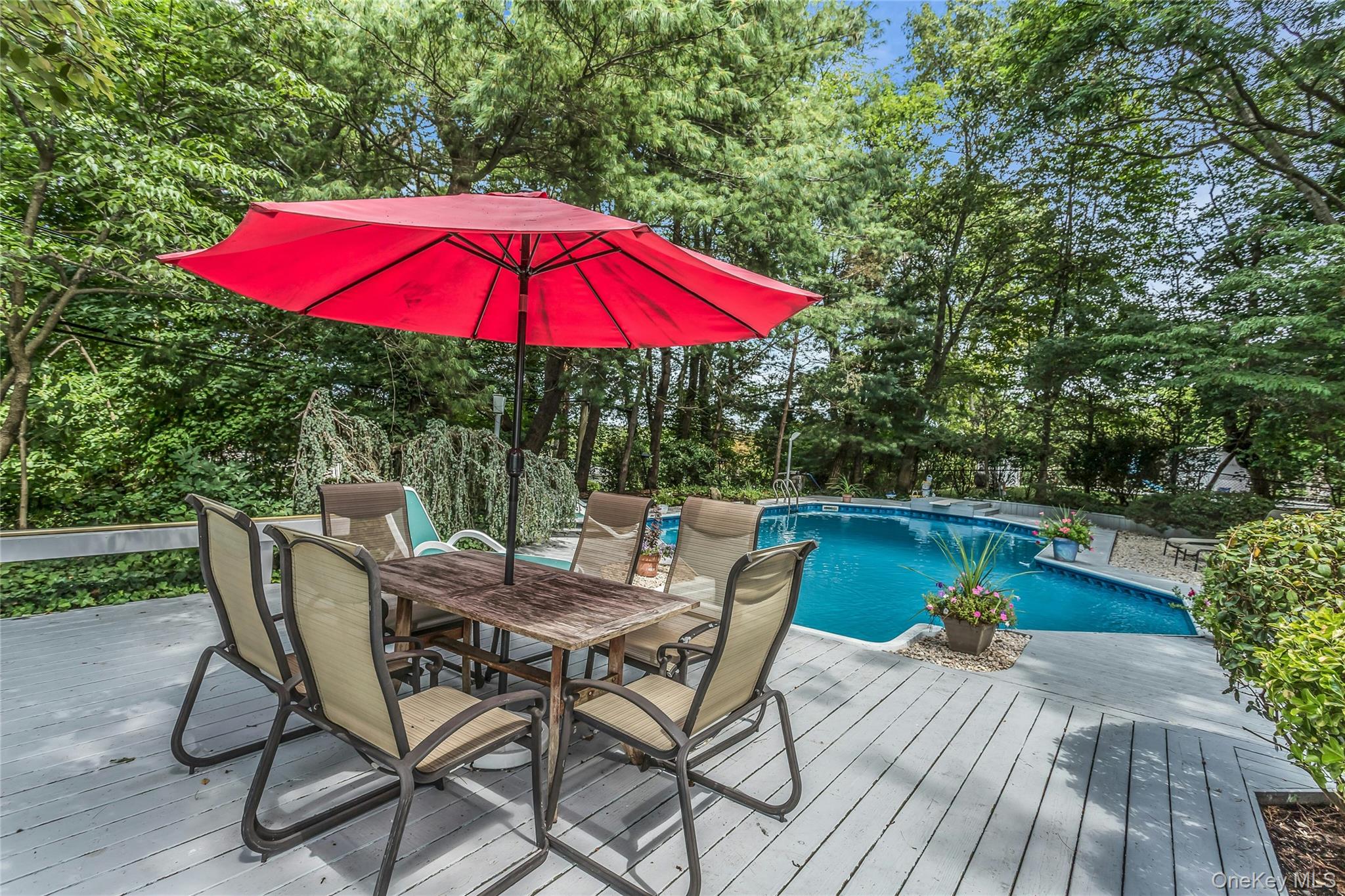 29 Elmwood Court, Plainview, NY 11803