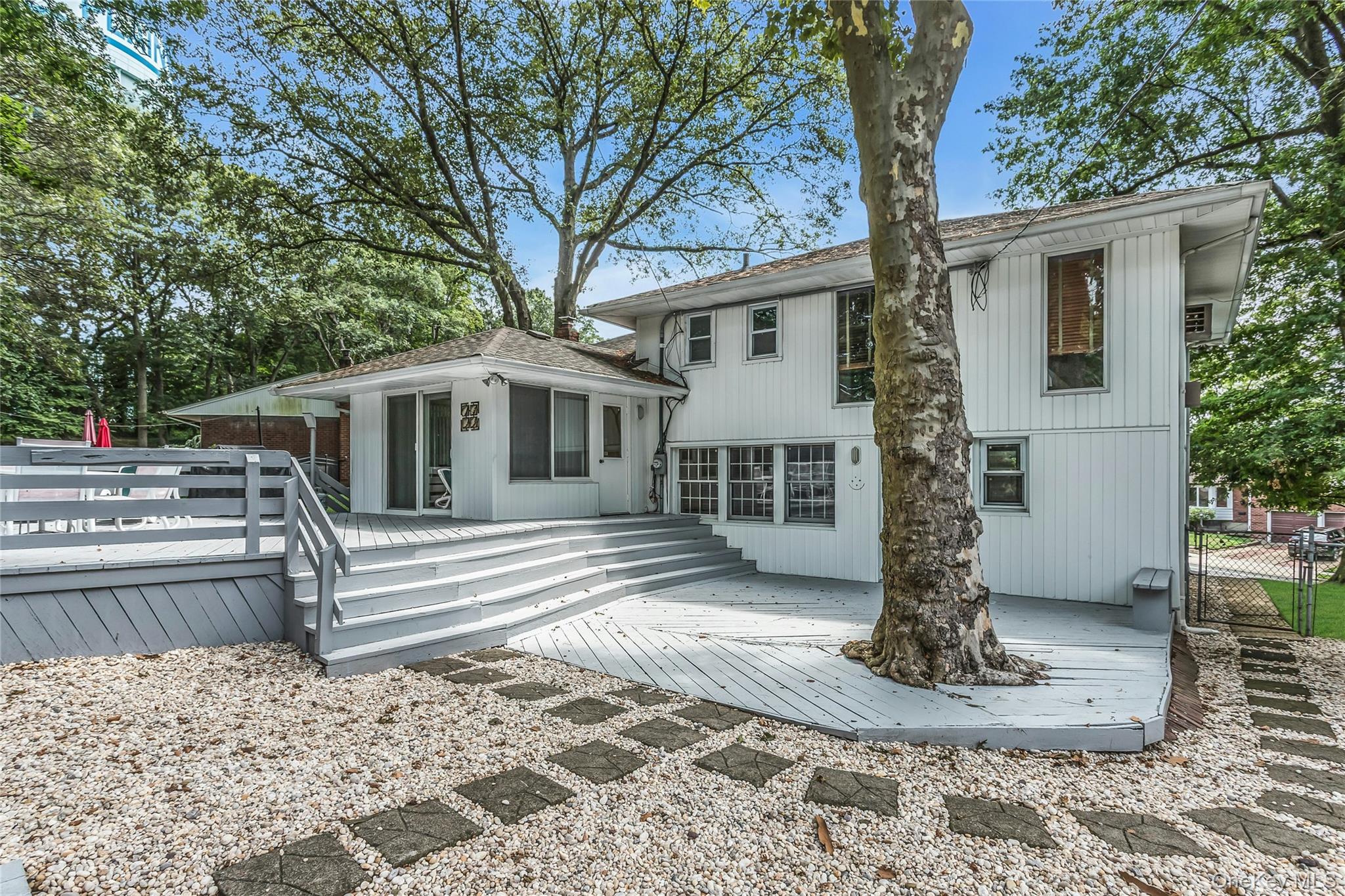 29 Elmwood Court, Plainview, NY 11803