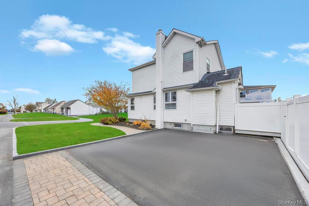 297 Catskill Avenue, Lindenhurst, NY 11757